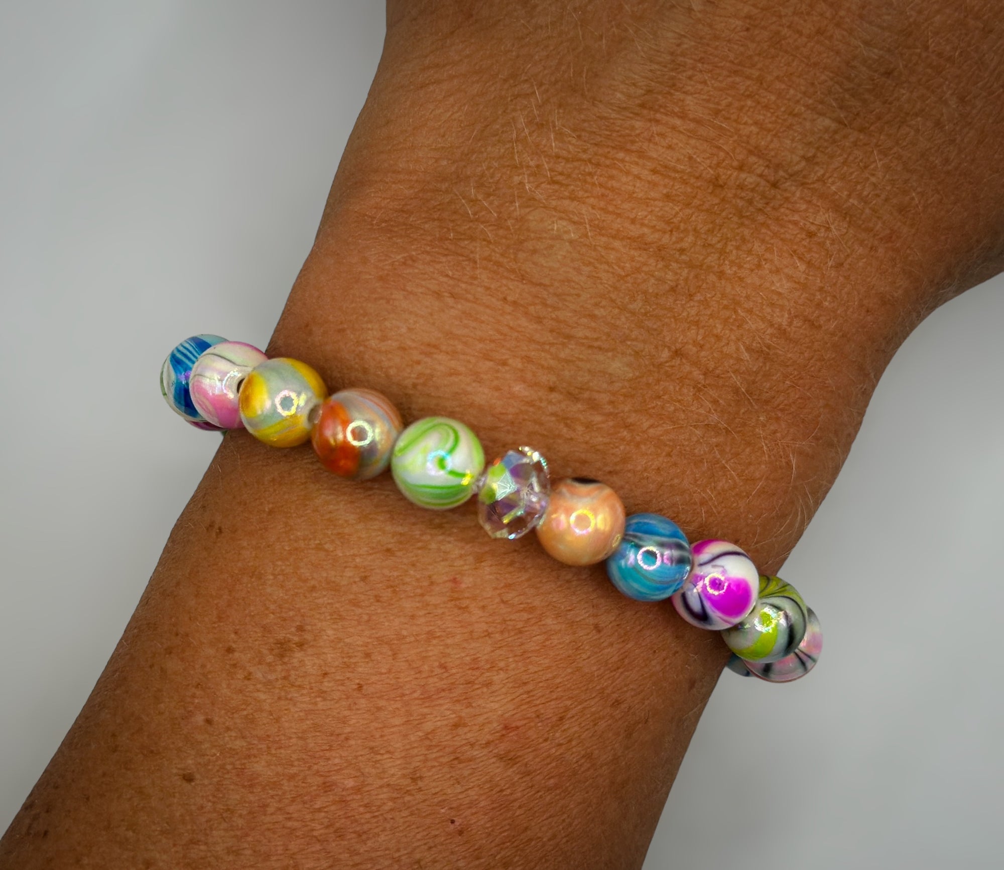 Buntes Armband aus Keramikperlen mit Swarovski-Kristall