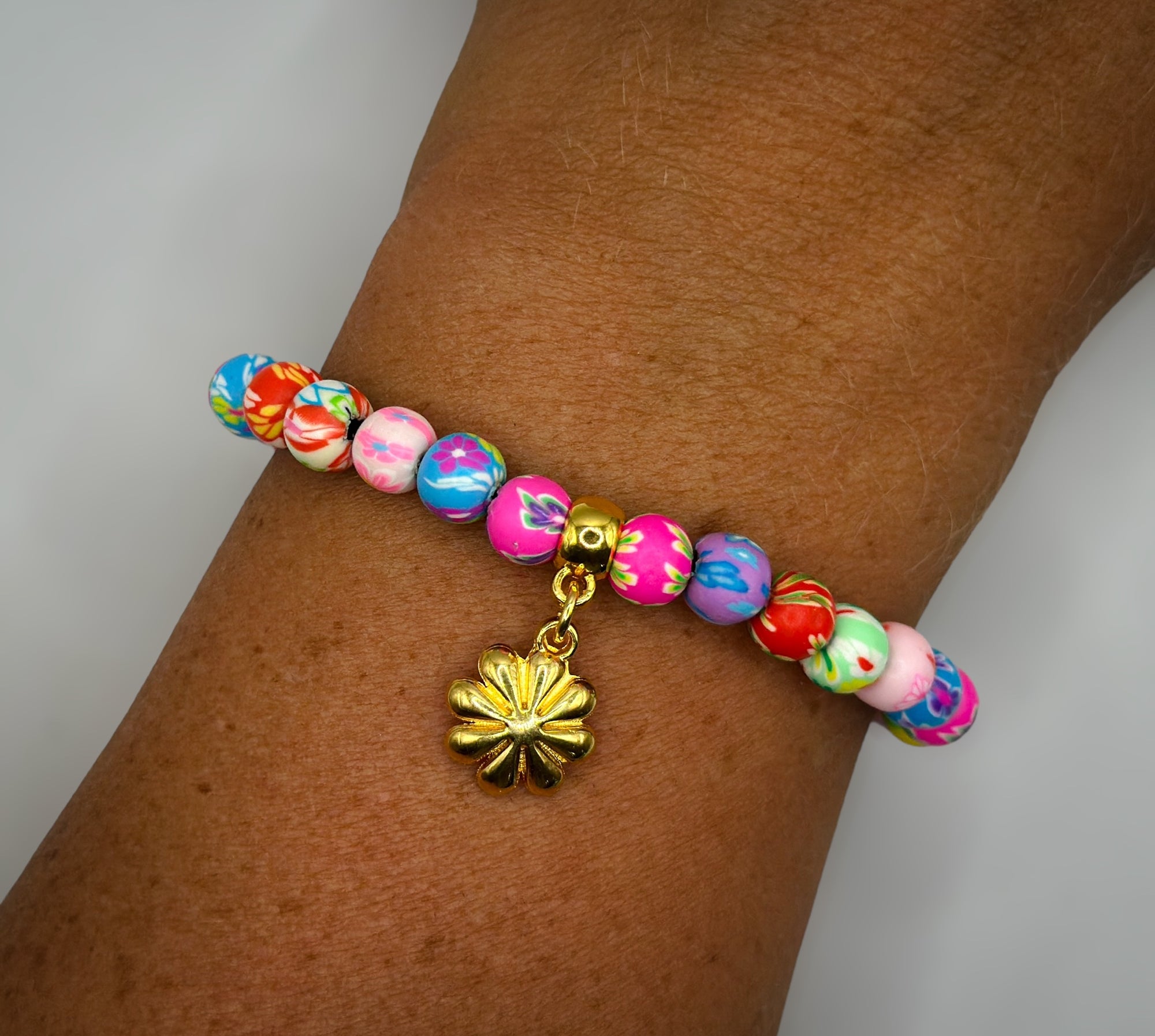 Buntes Armband mit Blumen-Anhänger