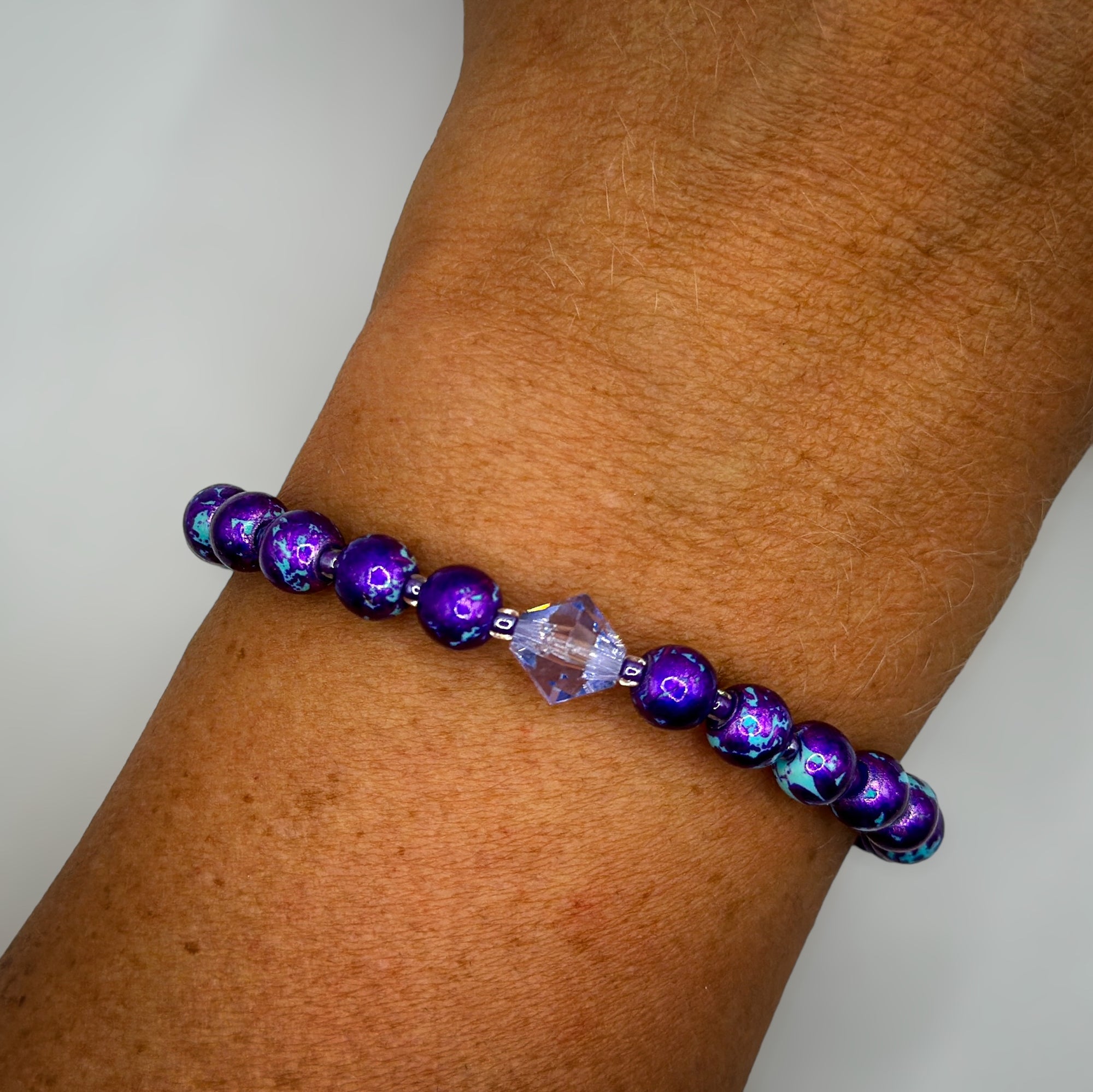 Lila Armband aus Keramikperlen mit Swarovski-Kristall