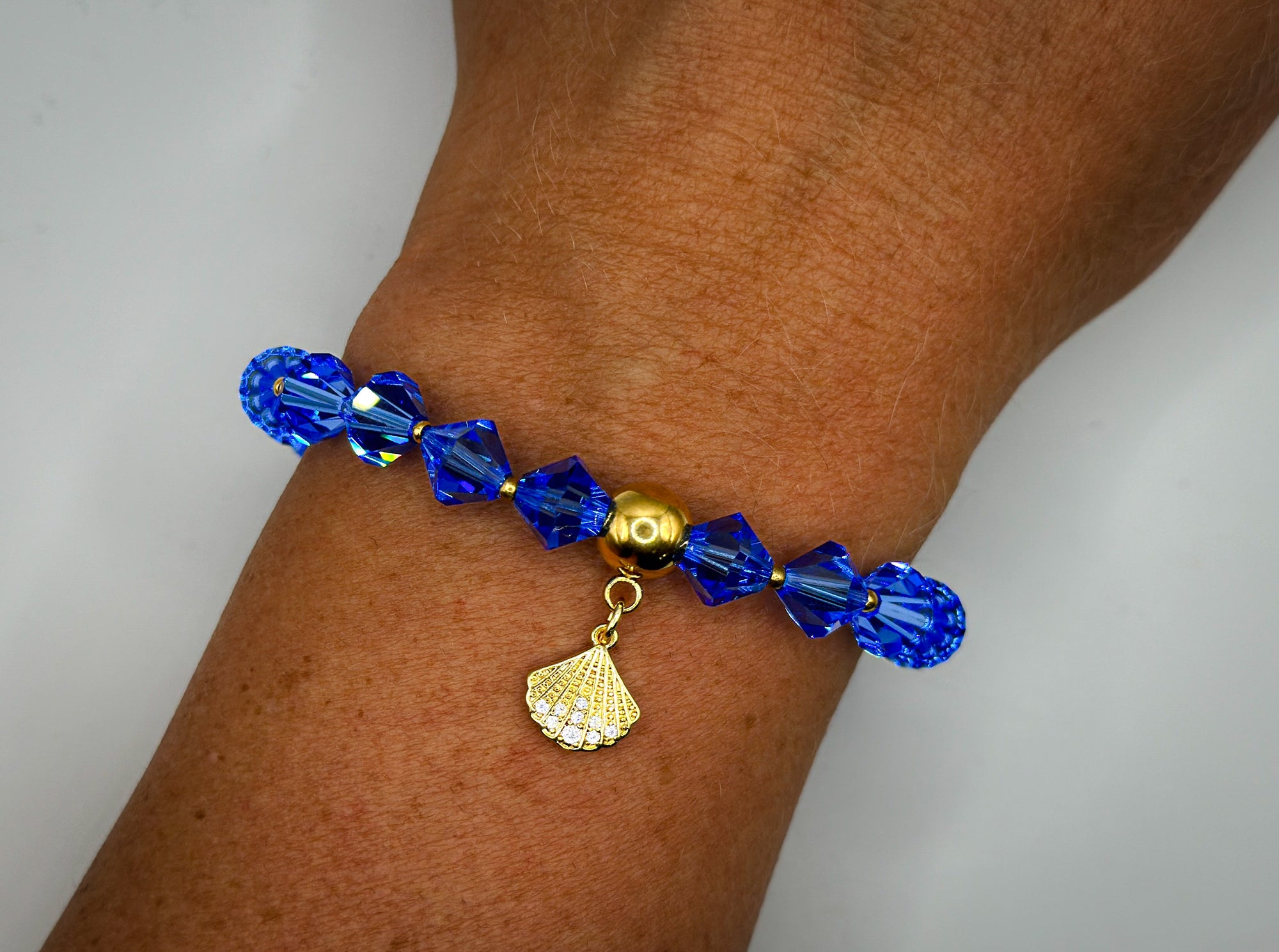 Armband aus blauen Swarovski-Kristallperlen und Muschelanhänger