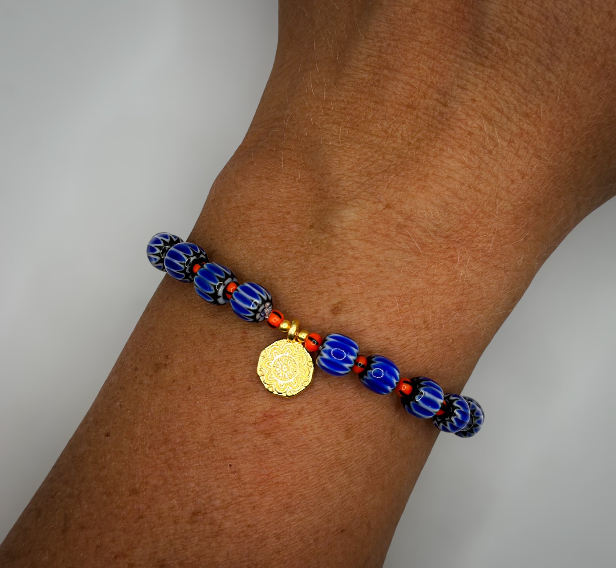 Blaues Armband aus Millefiori-Perlen mit goldenem Anhänger