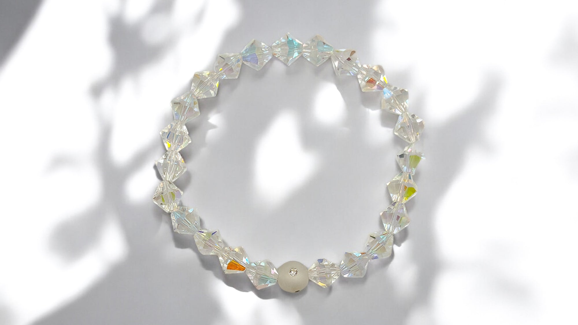 Armband aus transparenten Swarovski-Kristallperlen und Polarisperle