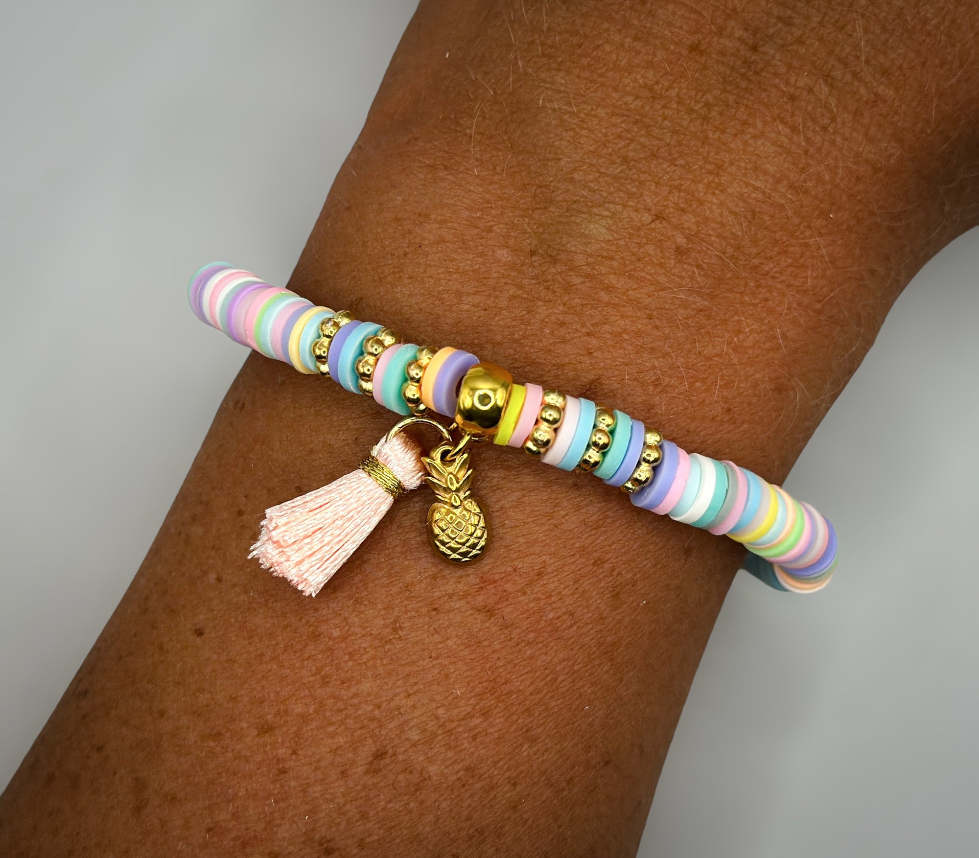 Buntes Armband aus Katsukiperlen mit Quaste und Ananas