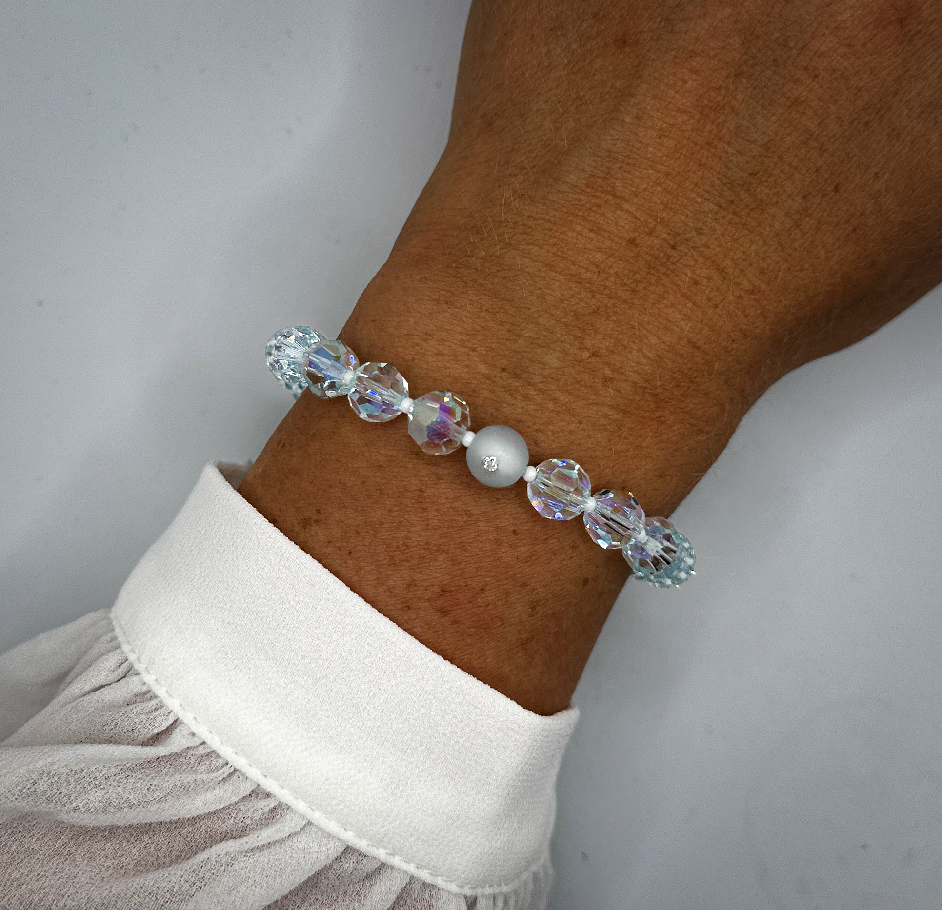 Armband aus hellblauen Swarovski-Kristallperlen und Polarisperle