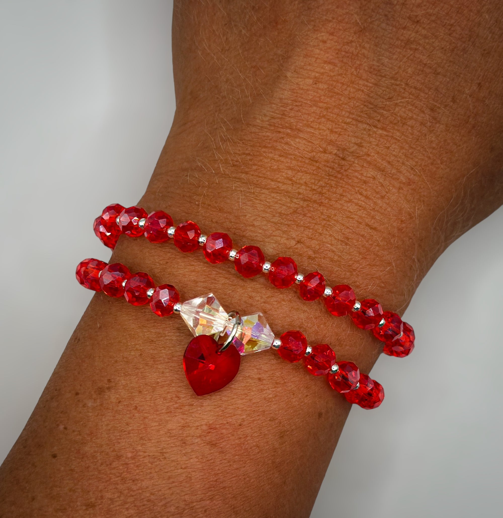 Rotes Wickelarmband für Damen aus Glasfacettperlen mit Swarovski-Herzanhänger