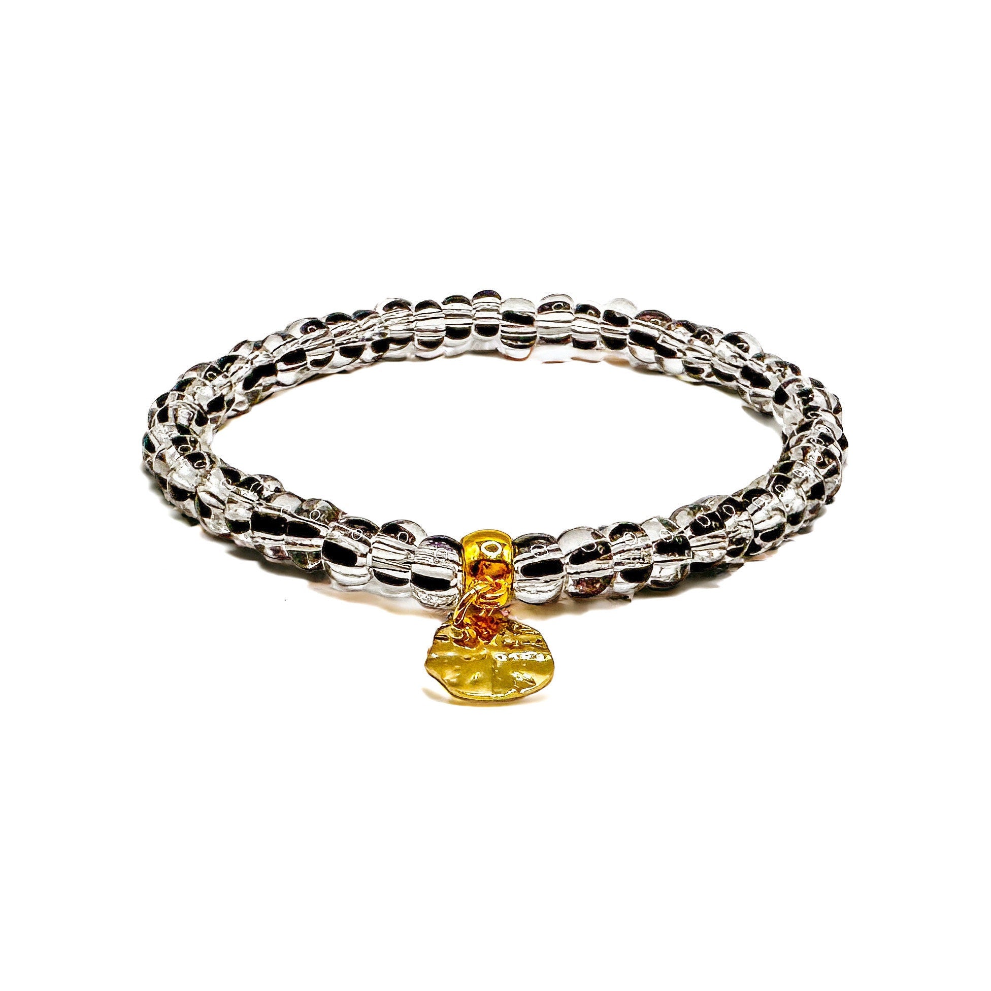 Armband aus Glasrocailles und goldenem Anhänger