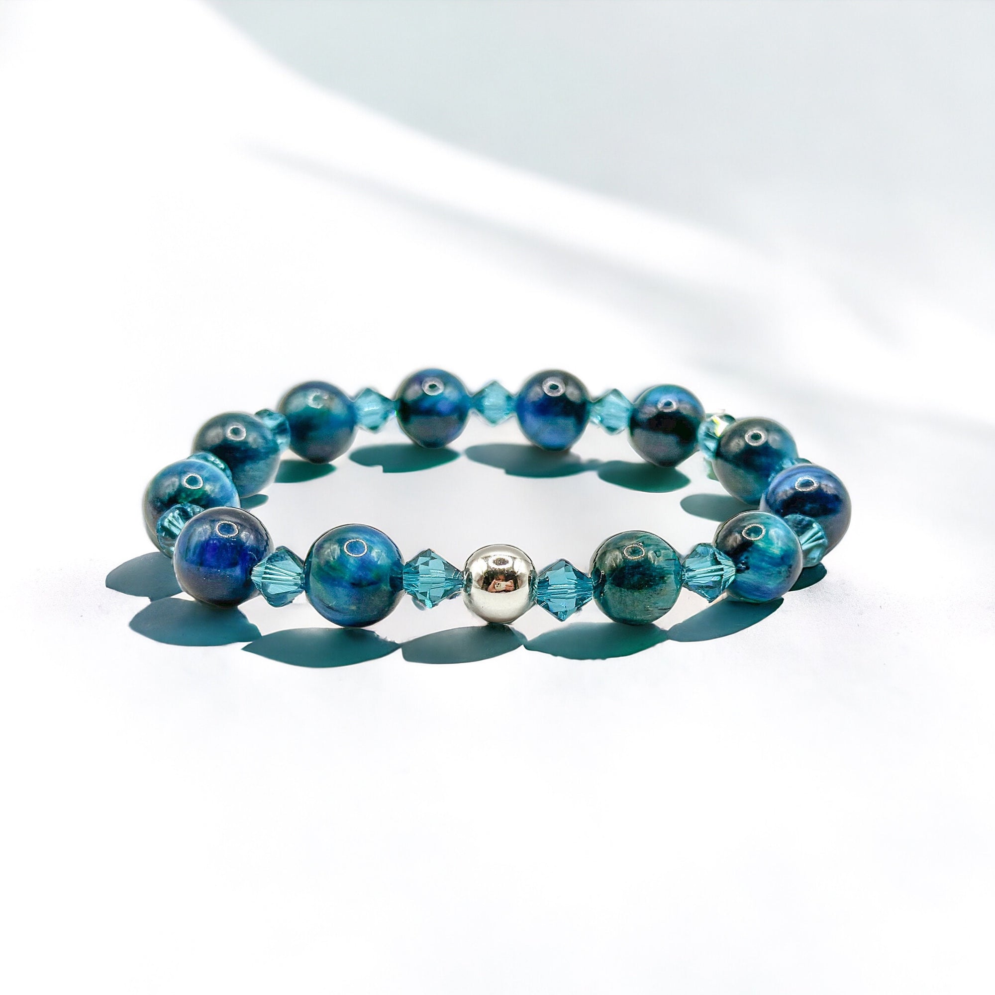 Armband aus blauen Natursteinperlen und Swarovski-Doppelkegeln mit Hämatit-Silberperle