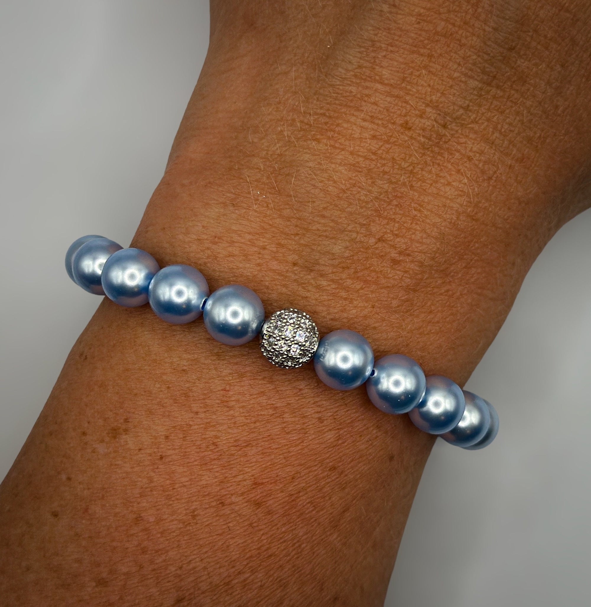 Armband aus hellblauen Swarovski-Perlen und Strassperle