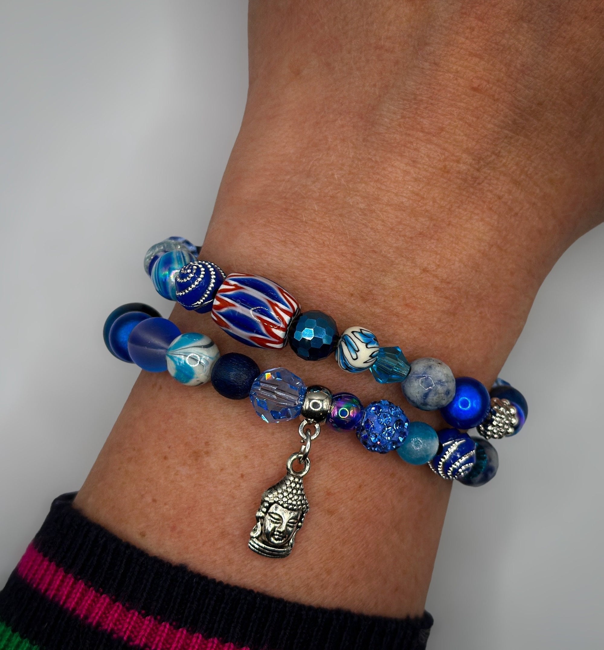 Blaues Armband aus Glasperlen, Swarovskiperlen und Natursteinperlen mit Buddha-Anhänger