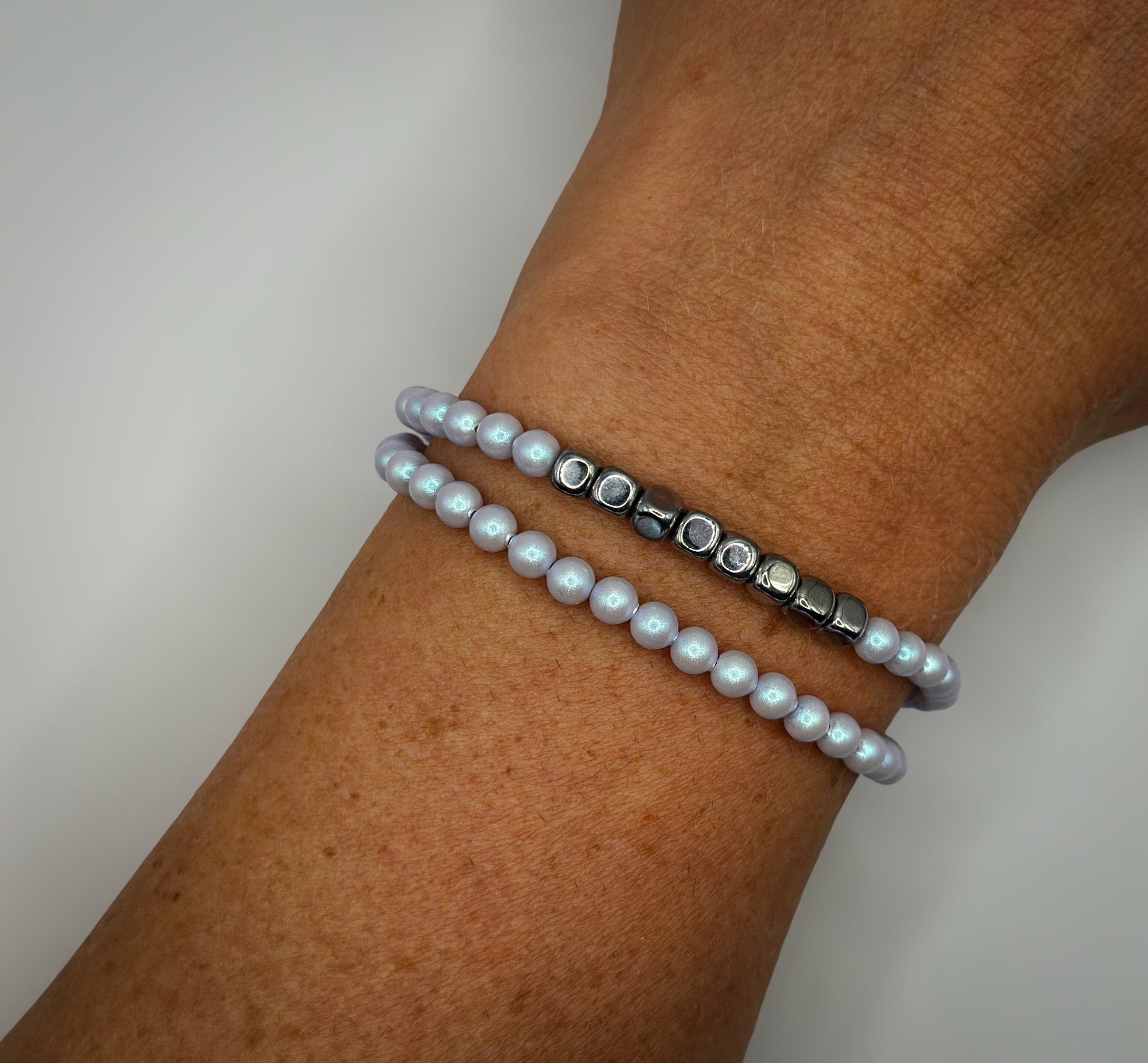 Wickelarmband für Damen aus hellblau schimmernden Swarovski-Perlen und silbernen Hämatitwürfeln | Armband Geschenk Freundin