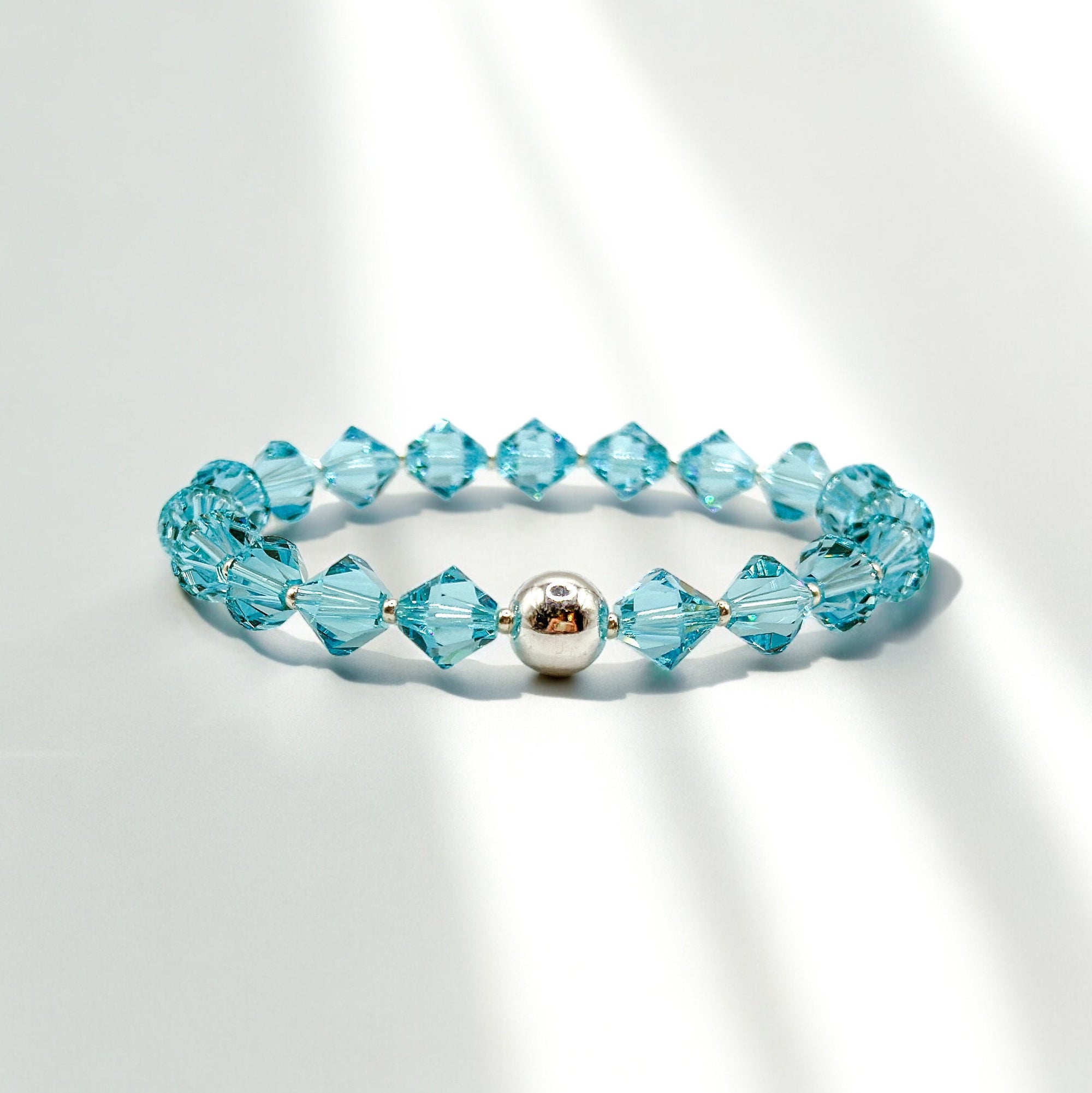 Armband aus blauen Swarovski-Kristallen und 925-er-Silberperle