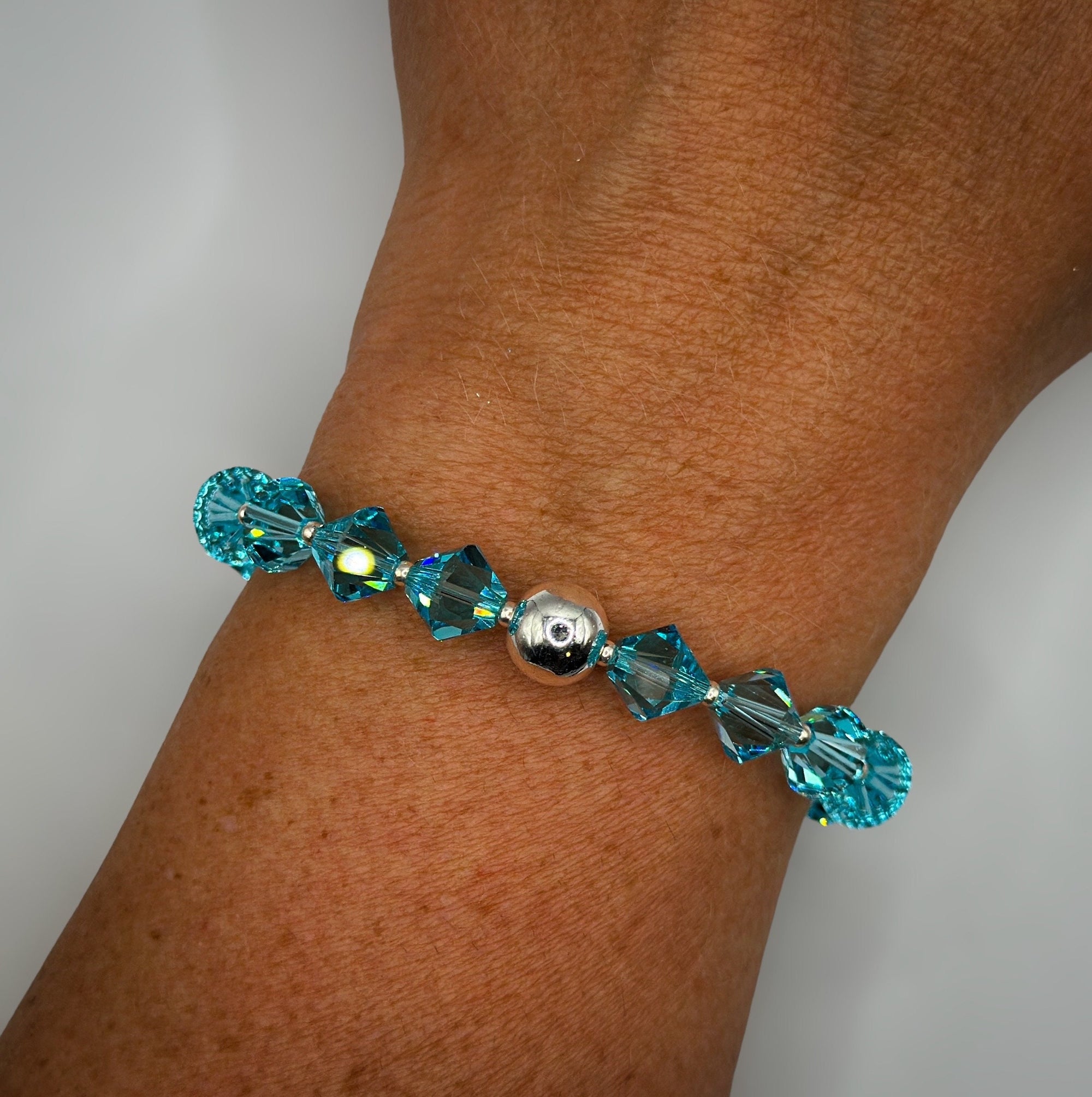 Armband aus blauen Swarovski-Kristallen und 925-er-Silberperle