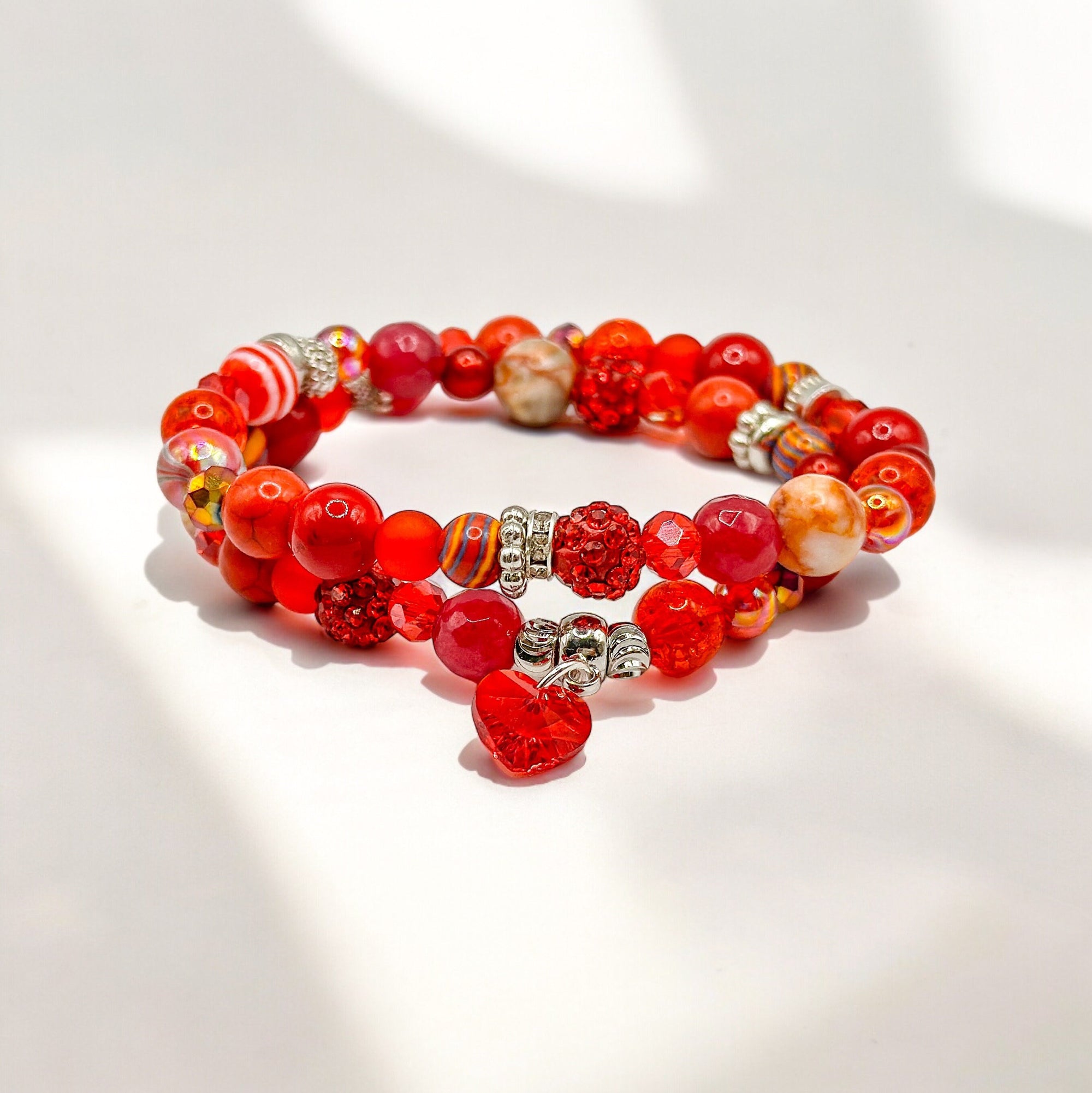 Rotes Wickelarmband für Damen aus Glasperlen, Miracleperlen und Natursteinperlen mit Swarovski-Anhänger | Armband Geschenk Freundin