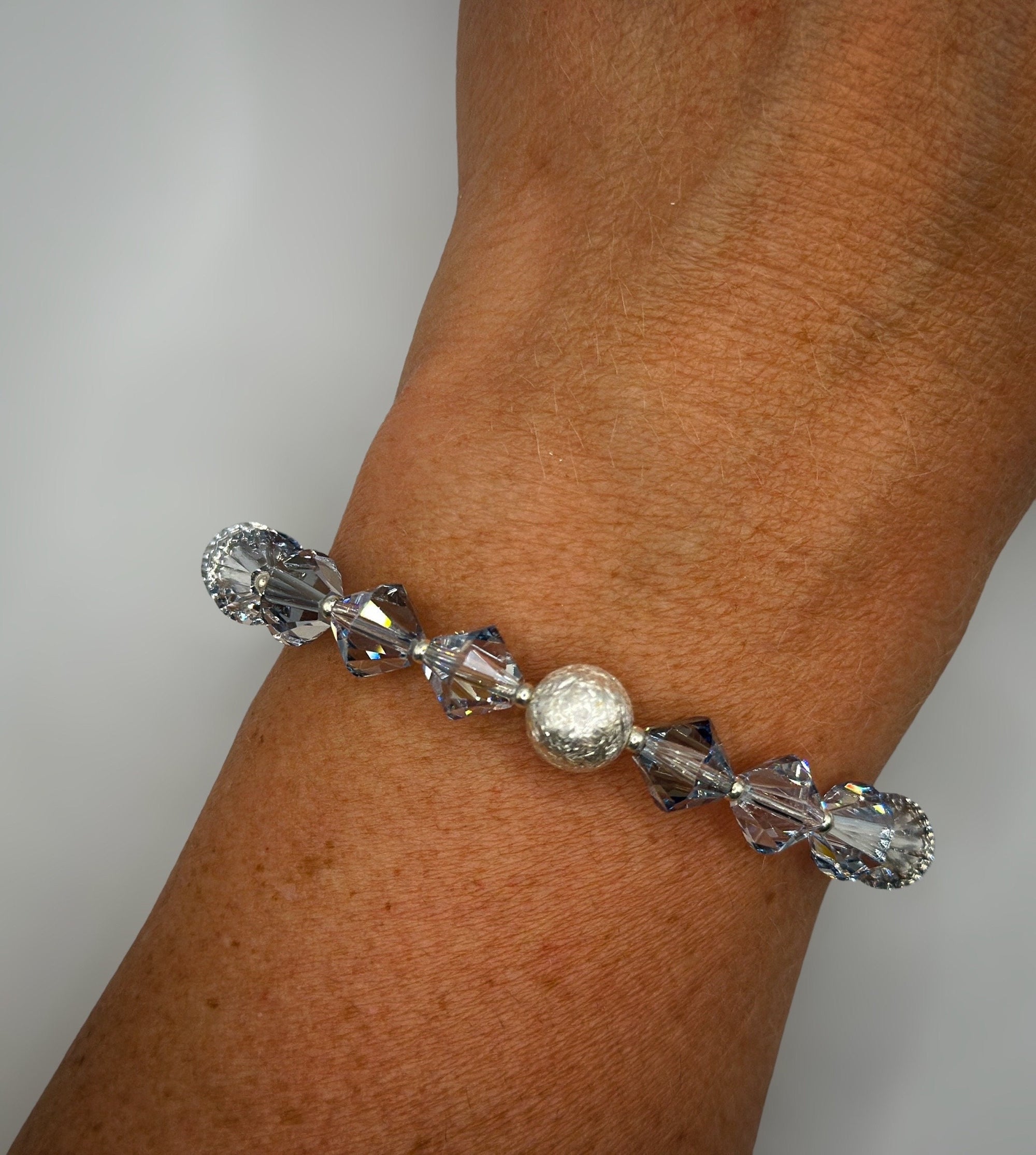 Armband aus Swarovski-Kristallperlen und 925-er Sterlingsilberkugel