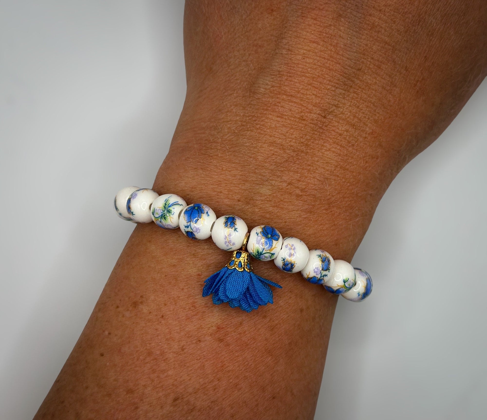 Armband aus Keramikperlen mit Blumen und Blüten-Anhänger