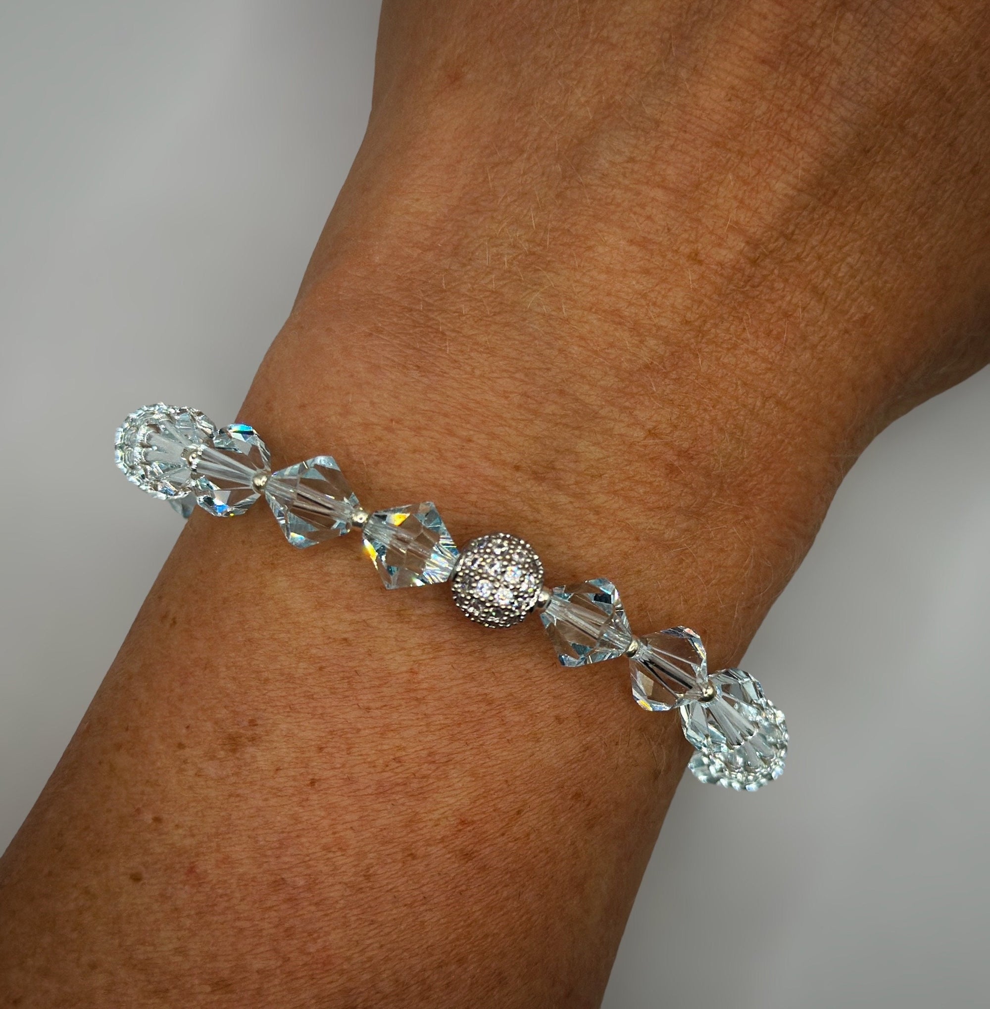 Armband aus hellblauen Swarovski-Kristallen und Strassperle