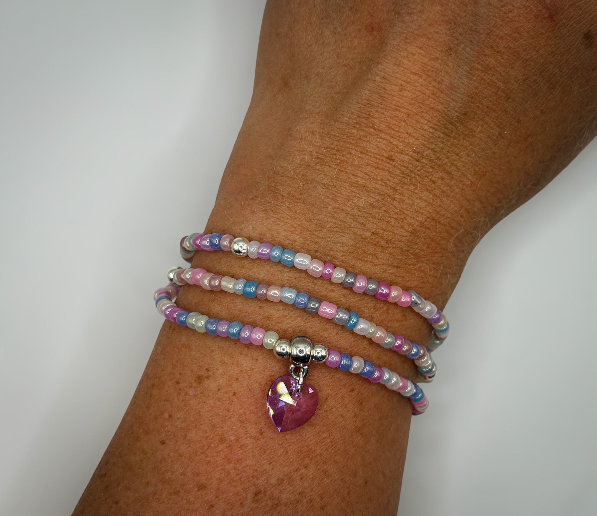 Buntes Wickelarmband aus Rocailles 3mm mit Swarovski-Herz-Anhänger in lila