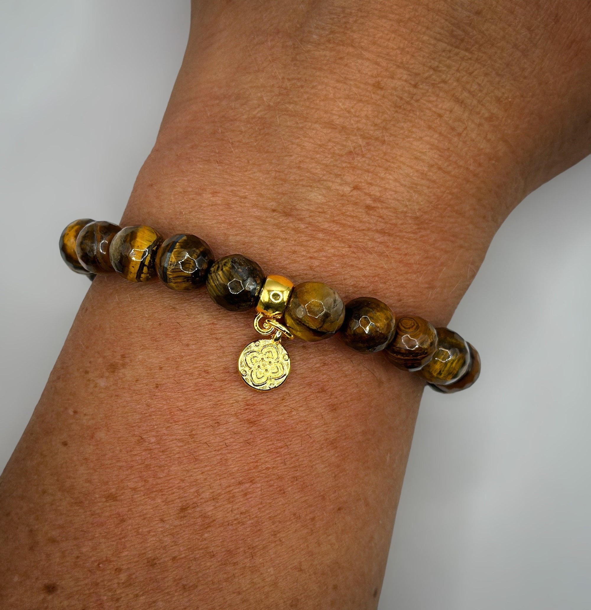 Armband aus facettierten Tigeraugen-Perlen mit Anhänger in Gold