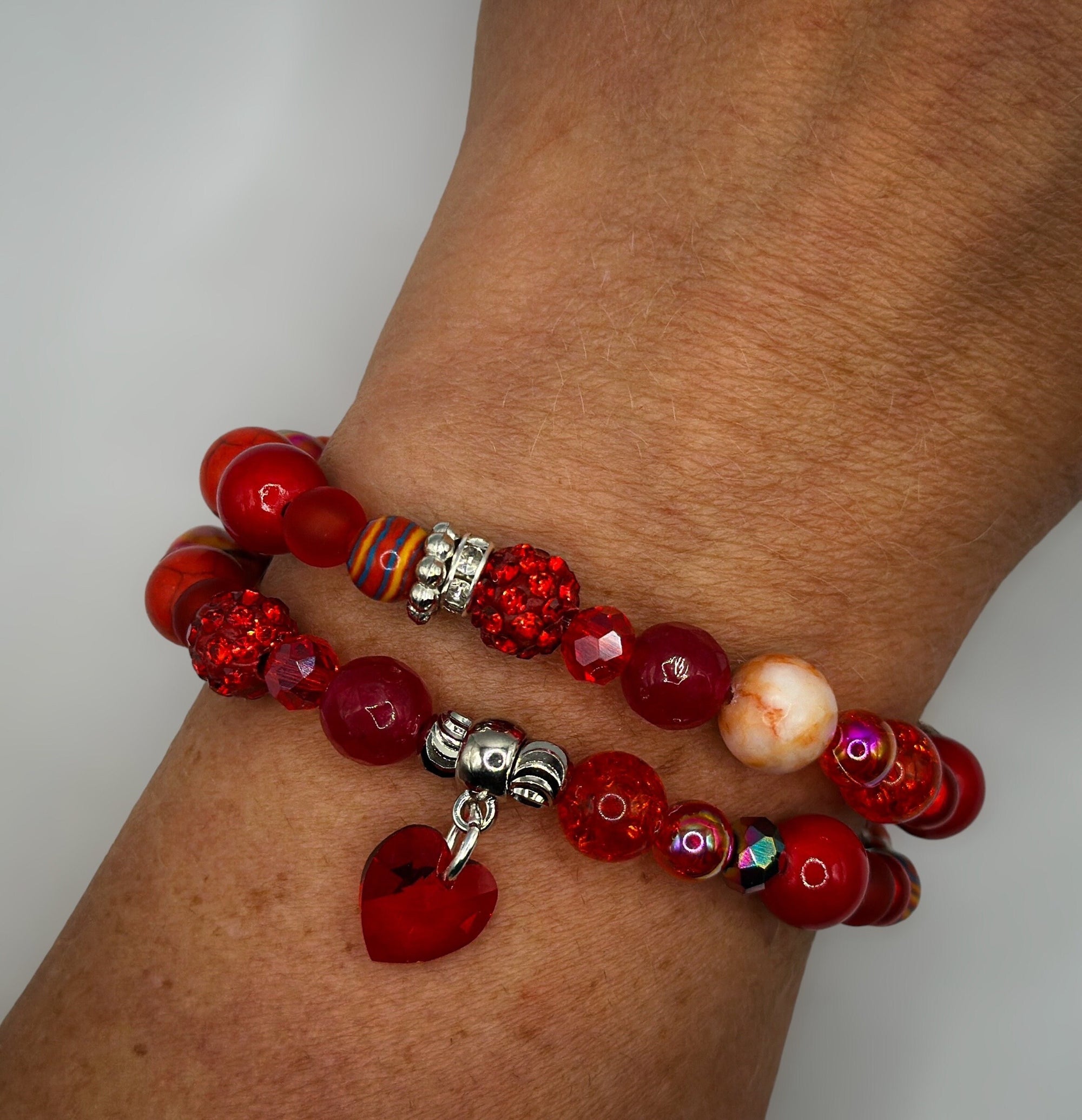 Rotes Wickelarmband für Damen aus Glasperlen, Miracleperlen und Natursteinperlen mit Swarovski-Anhänger | Armband Geschenk Freundin