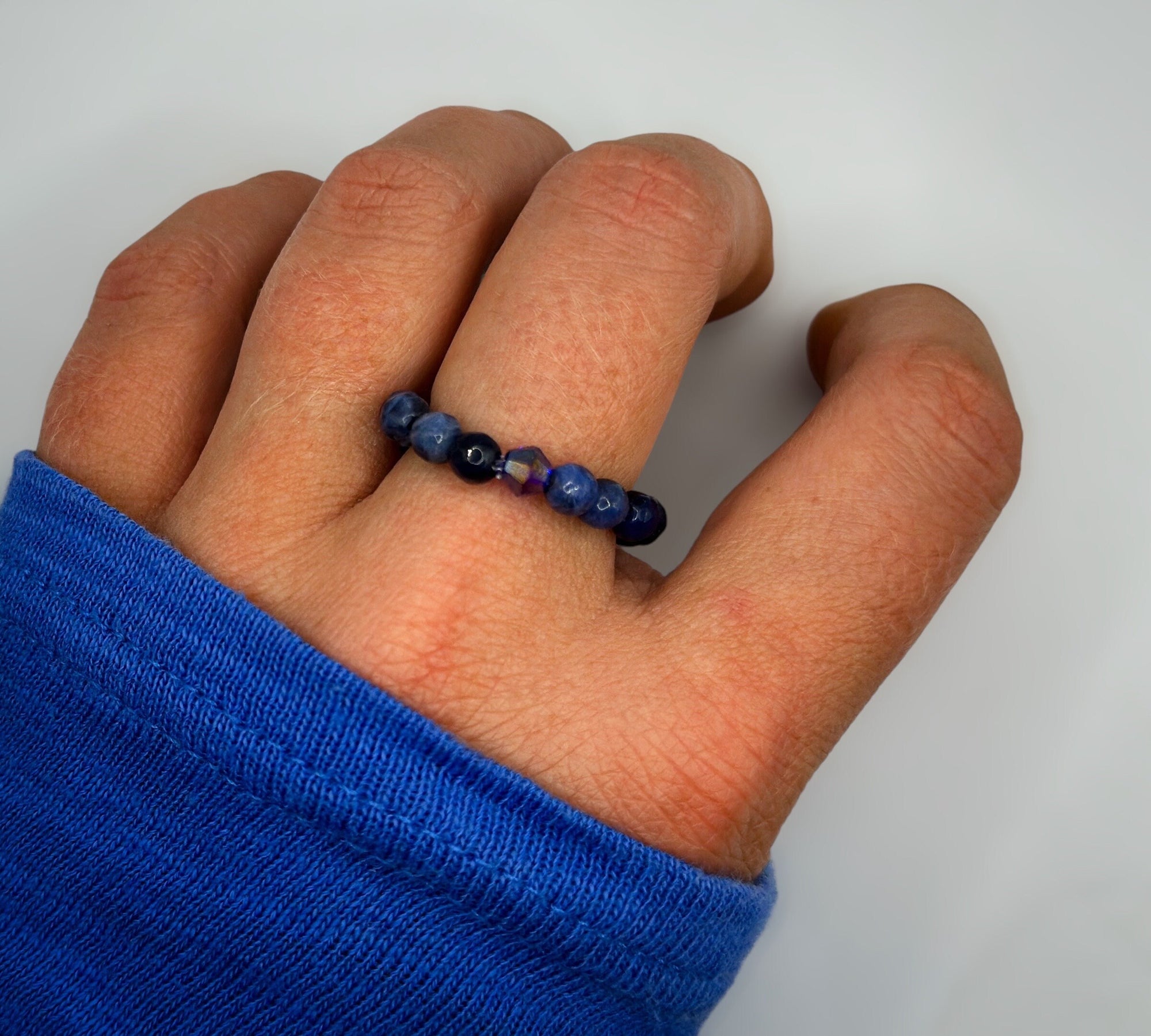 Blauer Ring für Damen aus Sodalith-Perlen