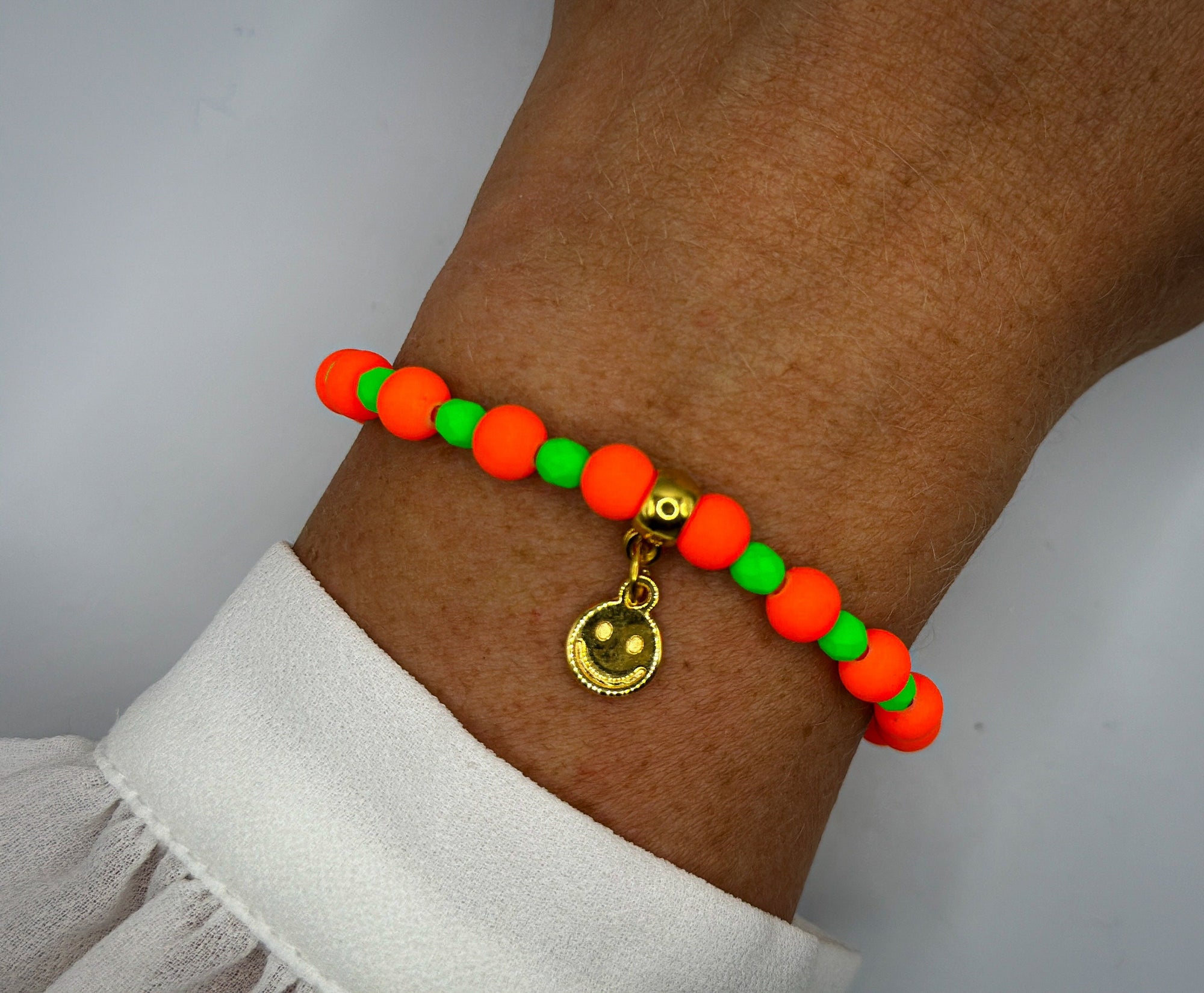 Personalisierbares Neon Armband für Damen Namensarmband mit Smiley | Armband Geschenk Freundin | Handgemacht