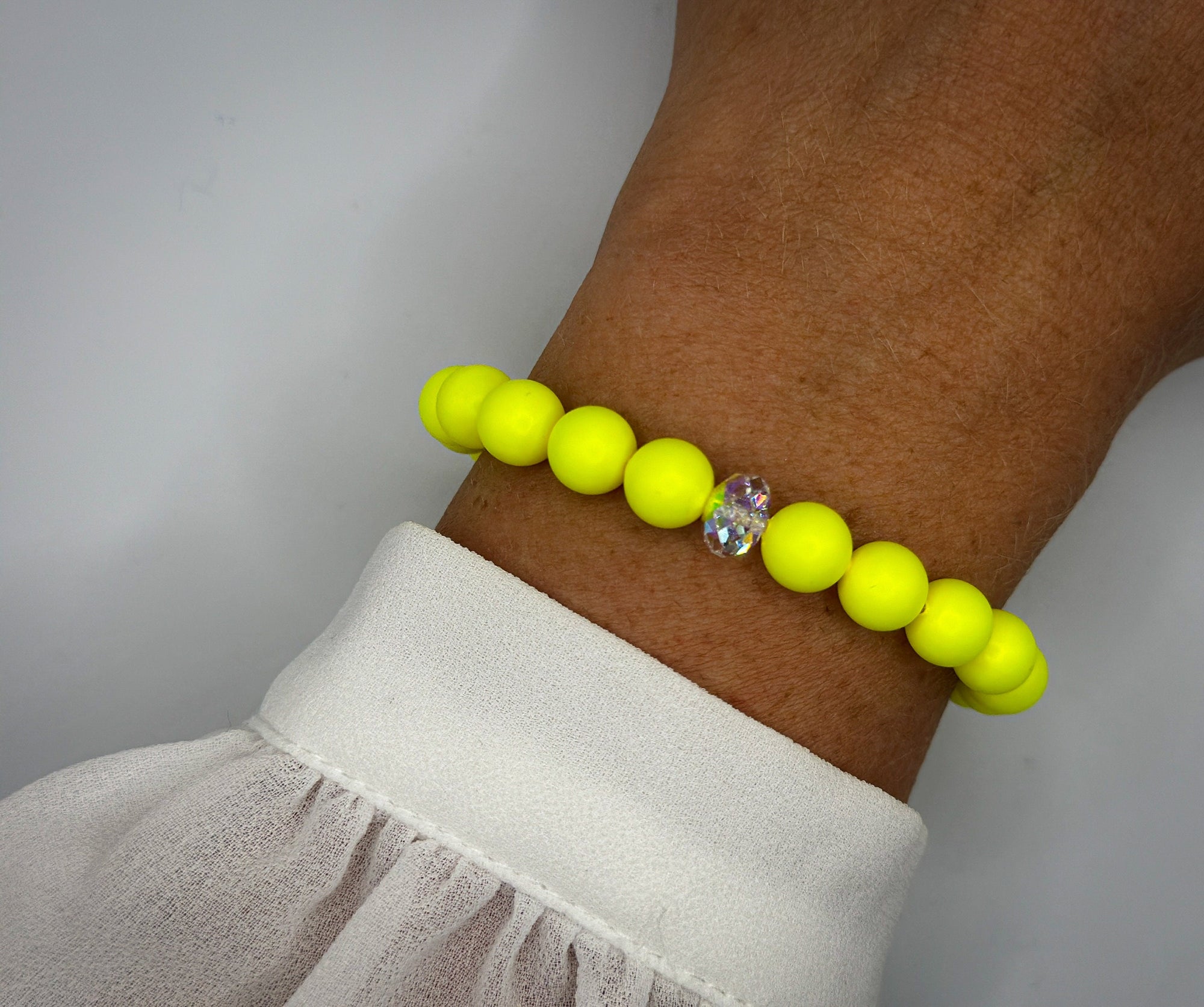 Armband aus neon-farbenen Swarovski-Perlen und Swarovski-Kristall