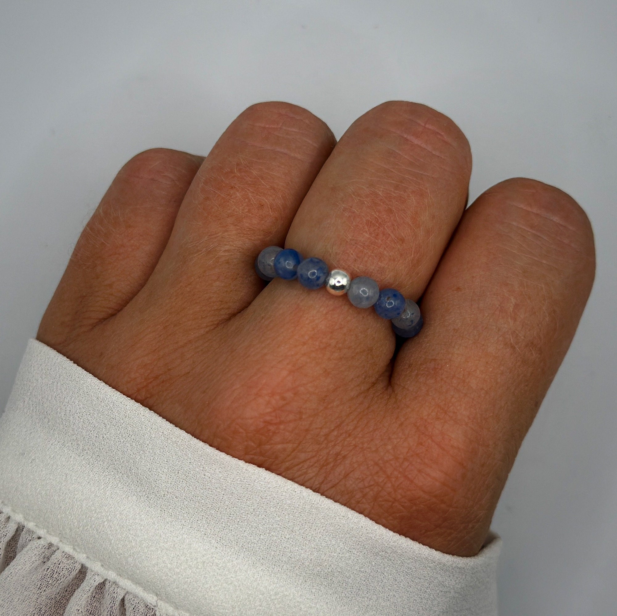 Blauer Ring für Damen aus Dumortierit-Quarz-Perlen und 925-er Sterlingsilber-Kugel | Ring Geschenk Freundin