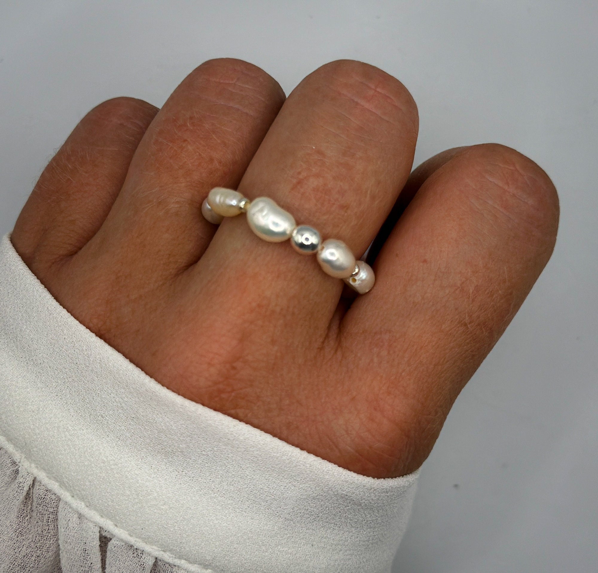 Ring für Damen aus Süßwasserperlen und Hämatitkugel | Maritimer Sommerschmuck | Ring Geschenk Freundin