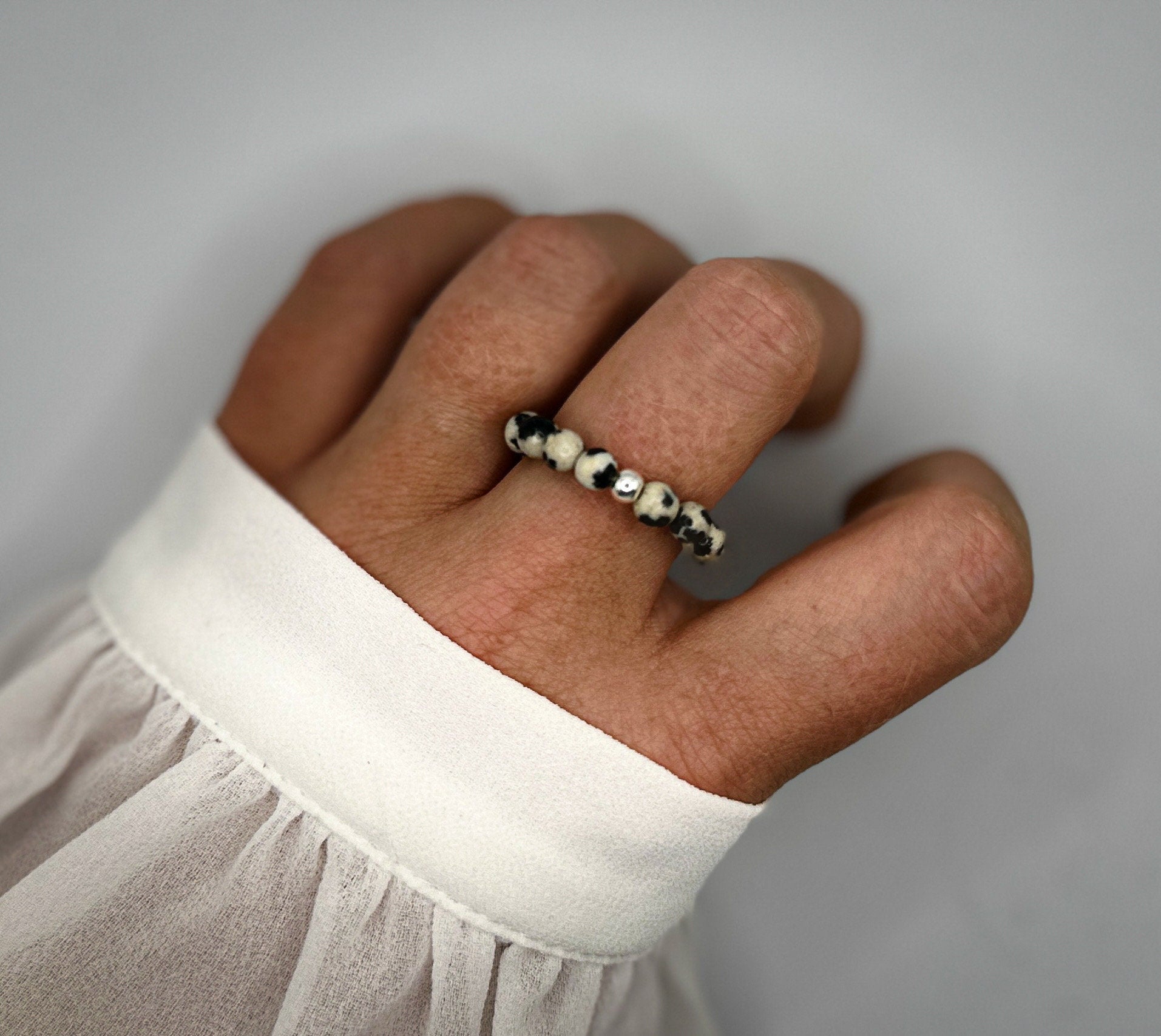 Ring für Damen aus Dalmatiner-Jaspis-Perlen und 925-er Sterlingsilber-Kugel | Sommerschmuck aus Edelsteinen | Ring Geschenk Freundin