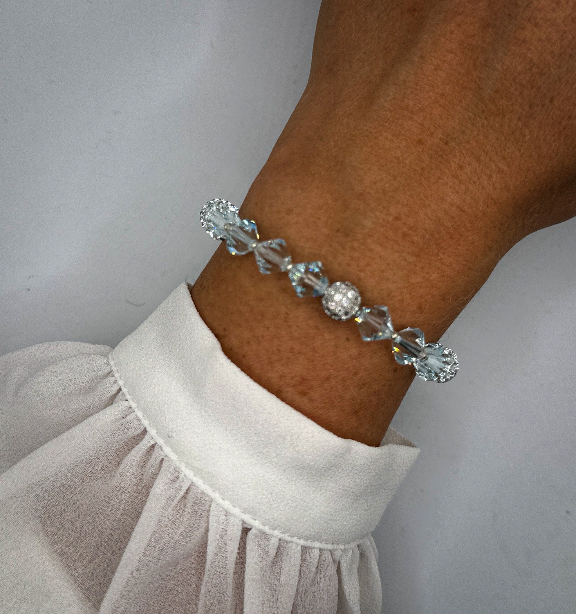 Armband aus hellblauen Swarovski-Kristallen und Strassperle