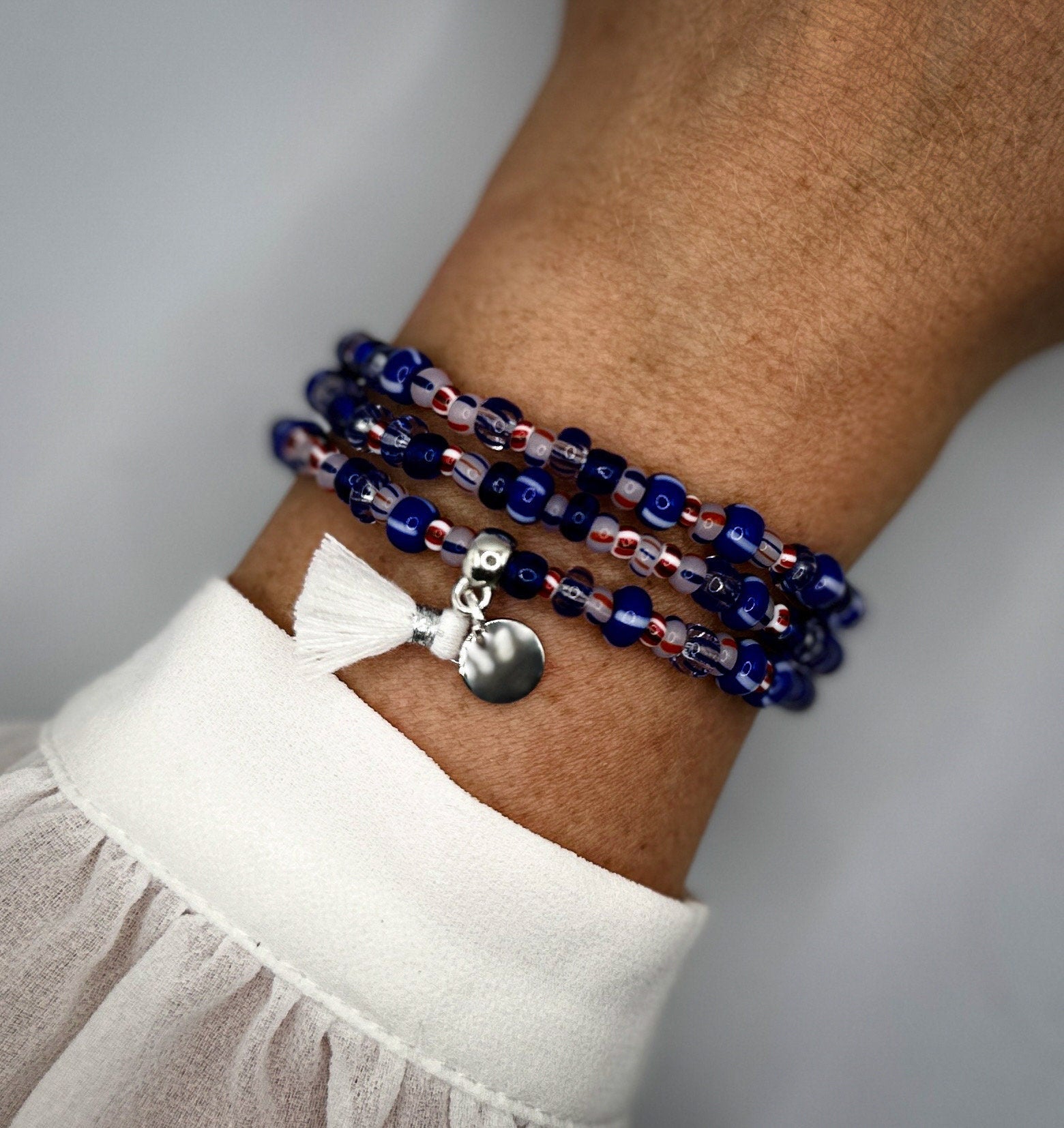 Blaues Wickelarmband aus Preciosa-Rocailles und Quaste