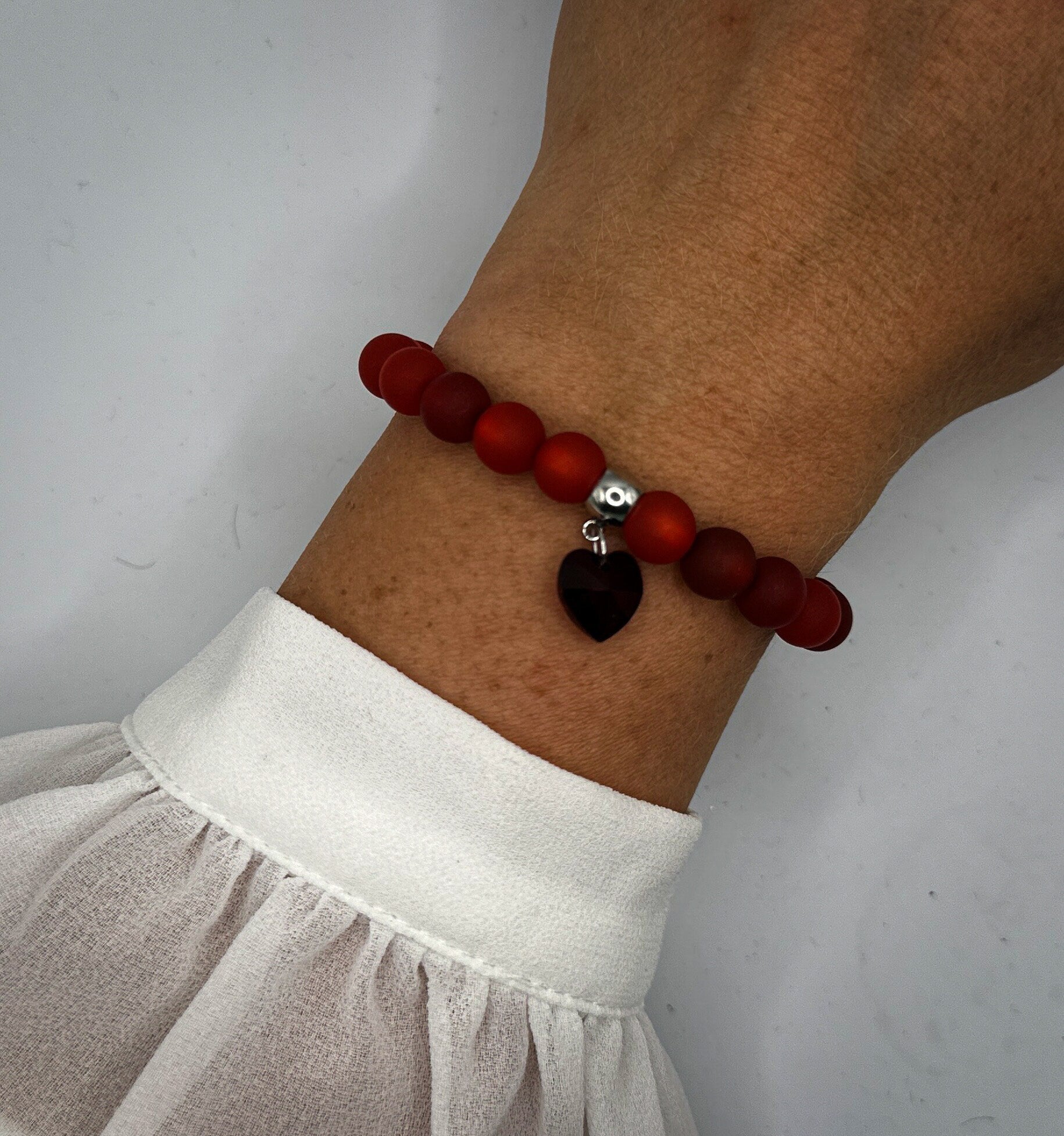 Rotes Armband aus Polarisperlen mit Herzanhänger aus Swarovski-Kristall | individuelles Armband Geschenk für Frau Schwester Mutter |