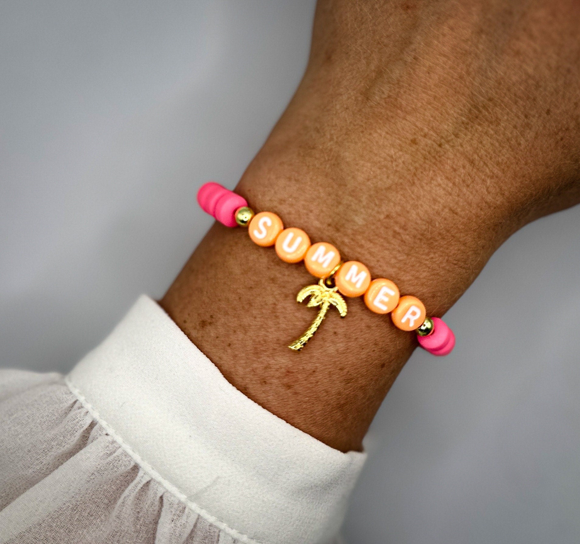 Personalisierbares Neon-Pinkes Armband für Damen SUMMER mit Palmen-Anhänger | Armband Geschenk Freundin