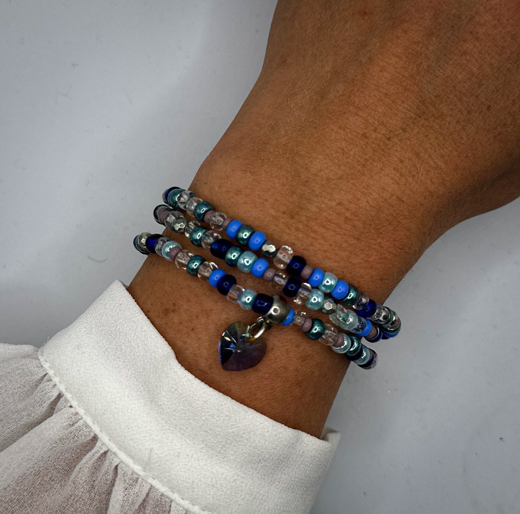 Armband aus Glasrocailles in blau und türkis mit Swarovski-Herzanhänger