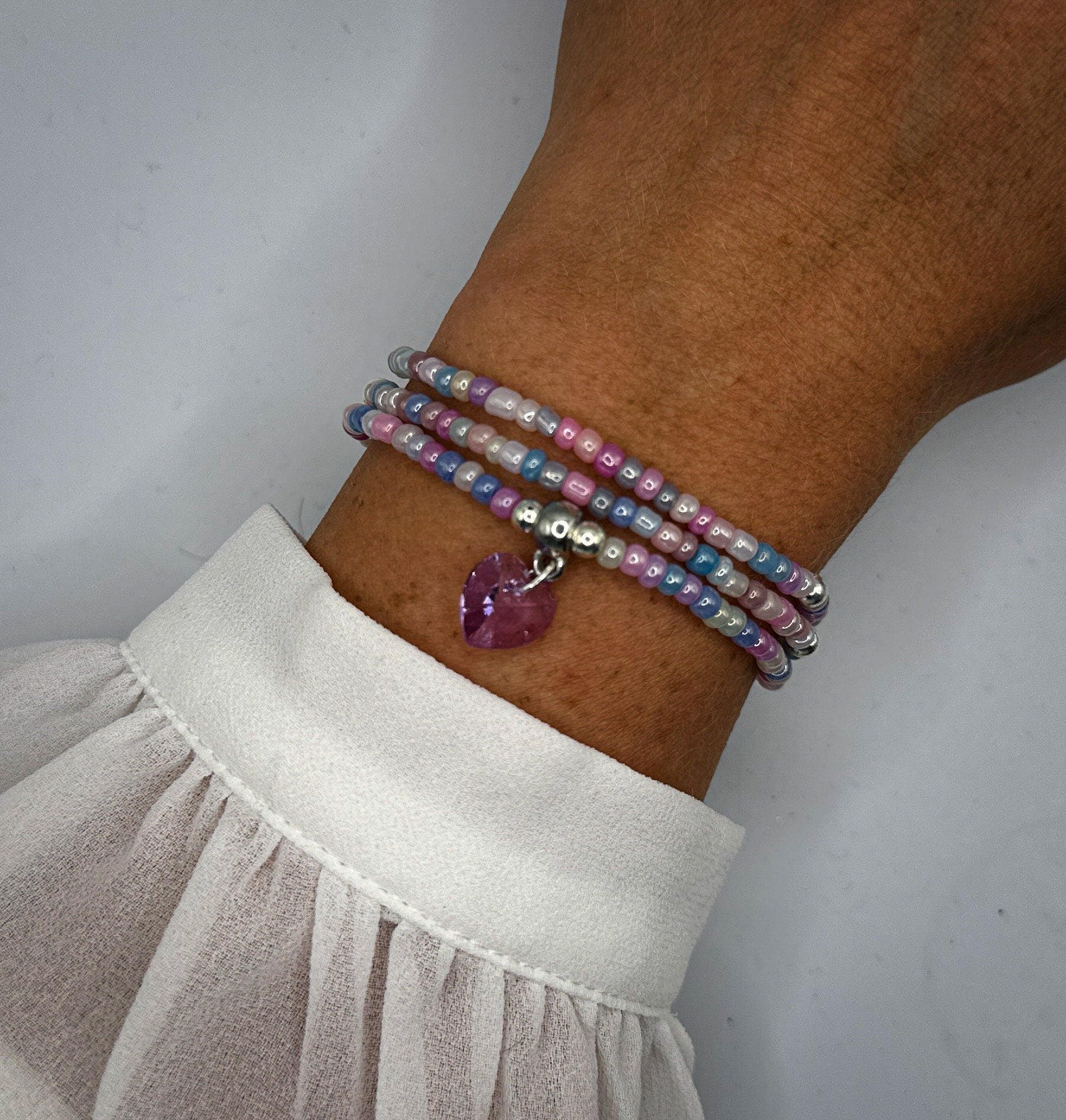 Buntes Wickelarmband aus Rocailles 3mm mit Swarovski-Herz-Anhänger in lila