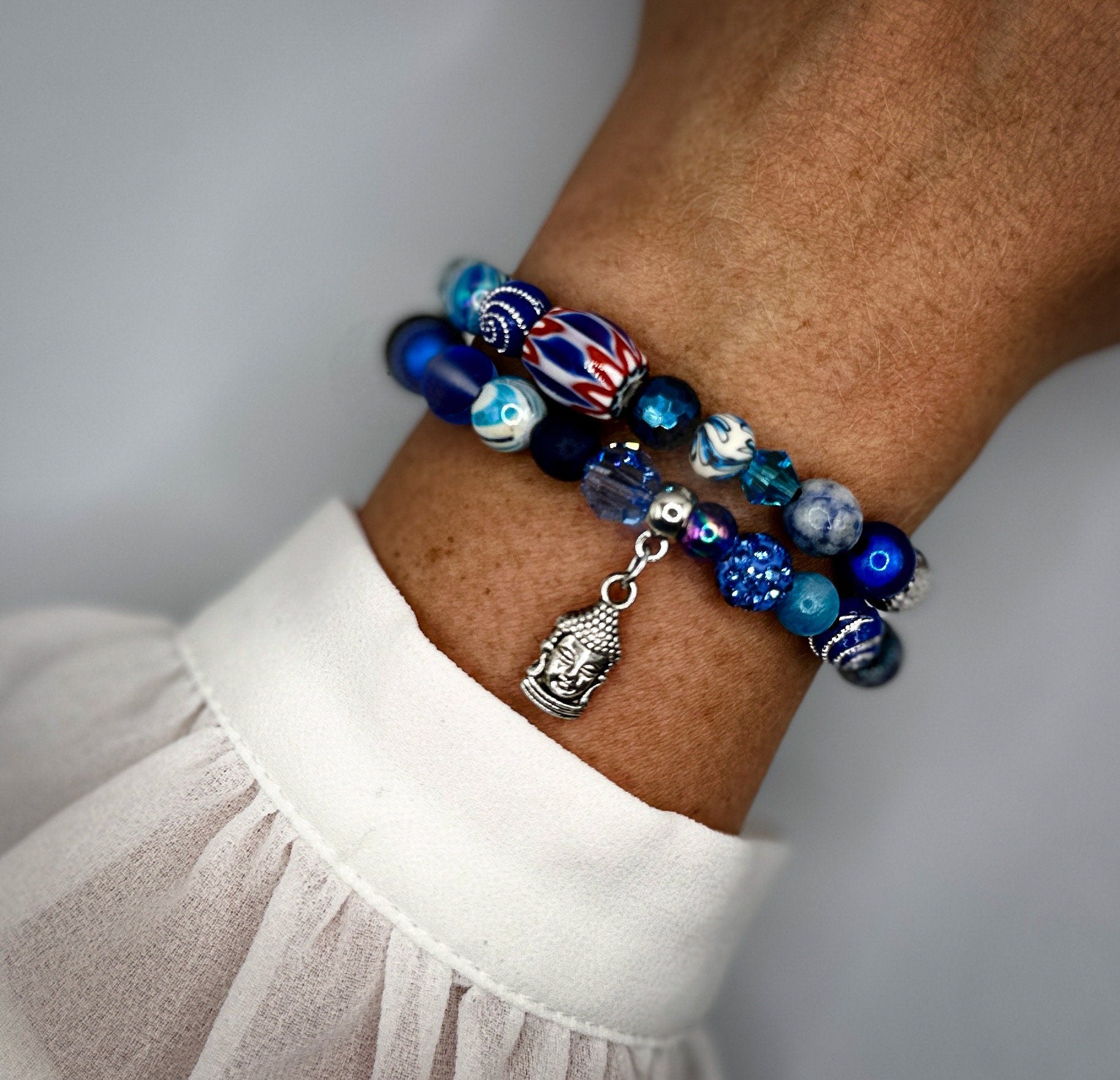 Blaues Armband aus Glasperlen, Swarovskiperlen und Natursteinperlen mit Buddha-Anhänger