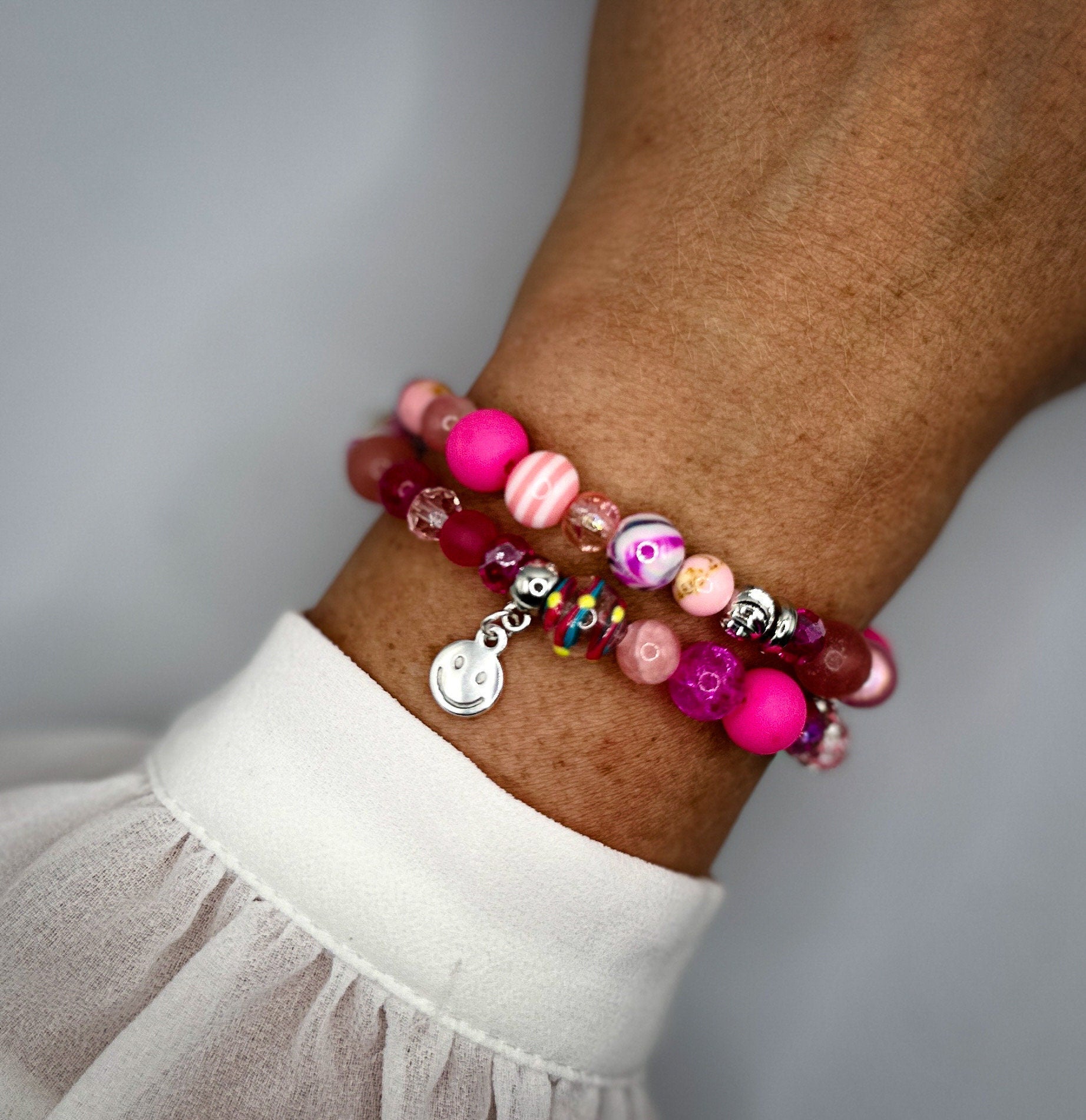 Pinkes Armband für Damen aus Glasperlen, Miracleperlen und Natursteinperlen mit Smiley-Anhänger | Armband Geschenk Freundin