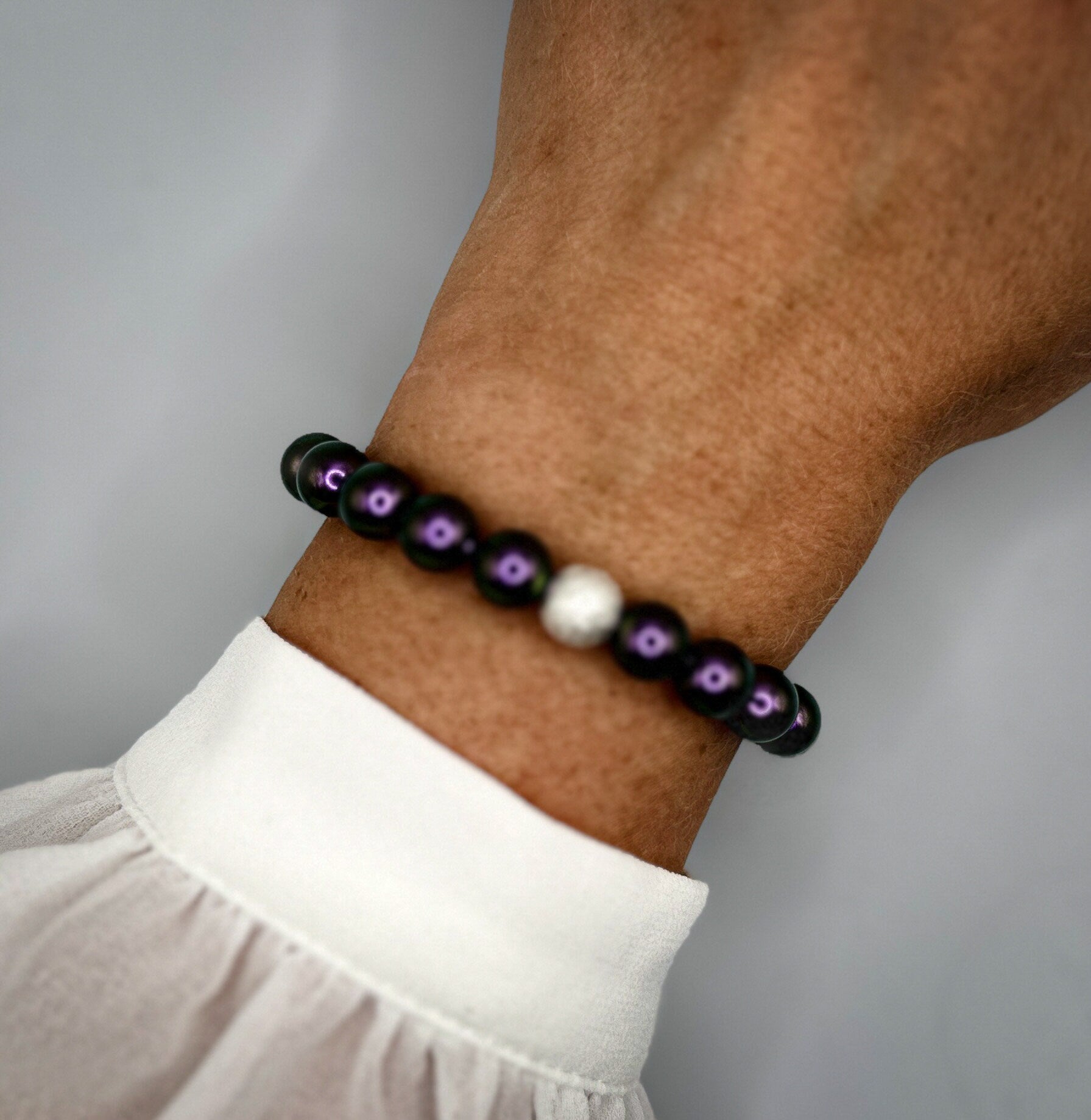 Armband aus lila schimmernden Swarovski-Perlen und Silberperle