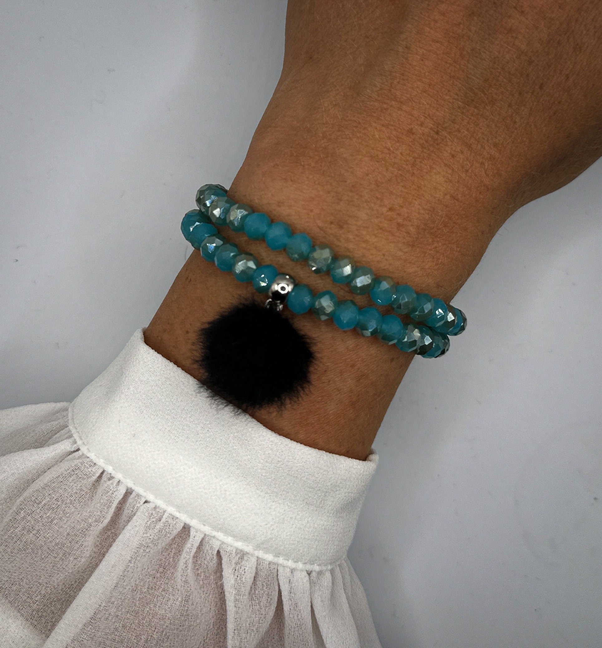 Blaues Wickelarmband für Damen aus Glasfacettperlen mit Bommel-Anhänger