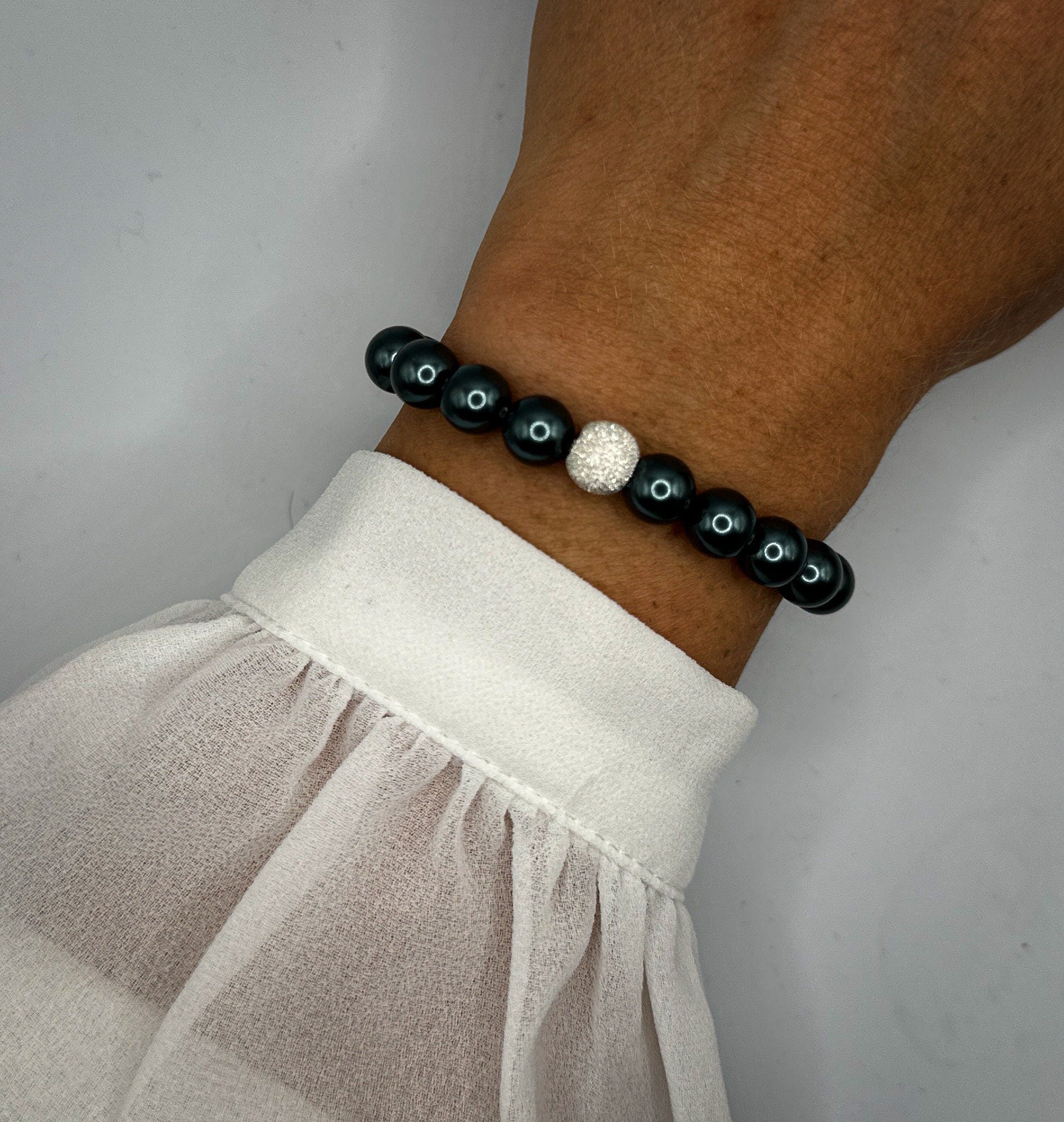 Armband aus schimmernden Swarovski-Perlen und 925-er Sterling Silberperle diamantiert