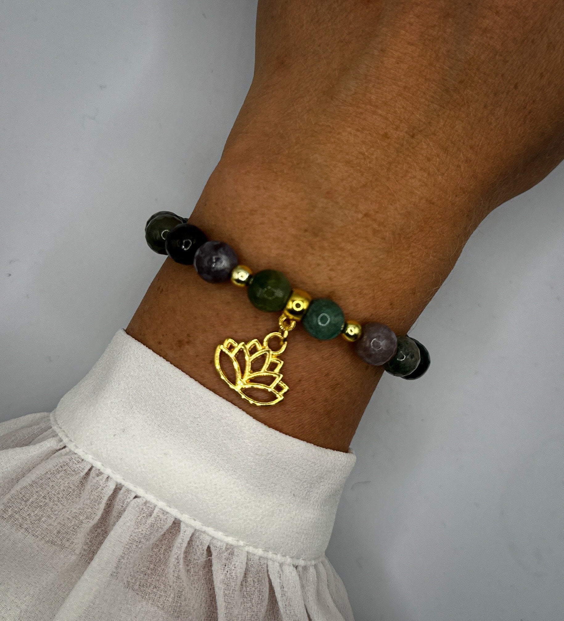 Armband aus Jaspis mit Lotusblumen-Anhänger