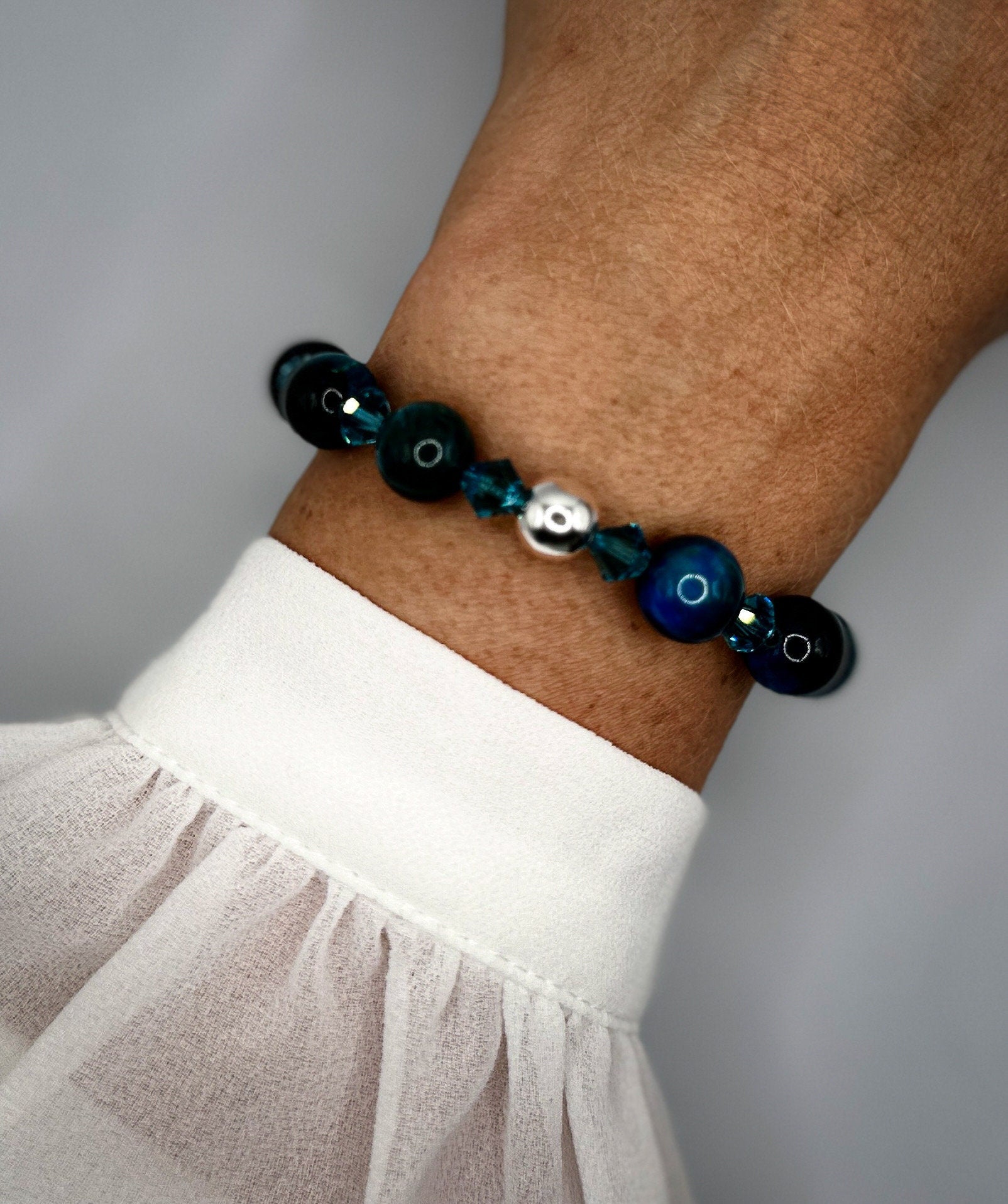 Armband aus blauen Natursteinperlen und Swarovski-Doppelkegeln mit Hämatit-Silberperle