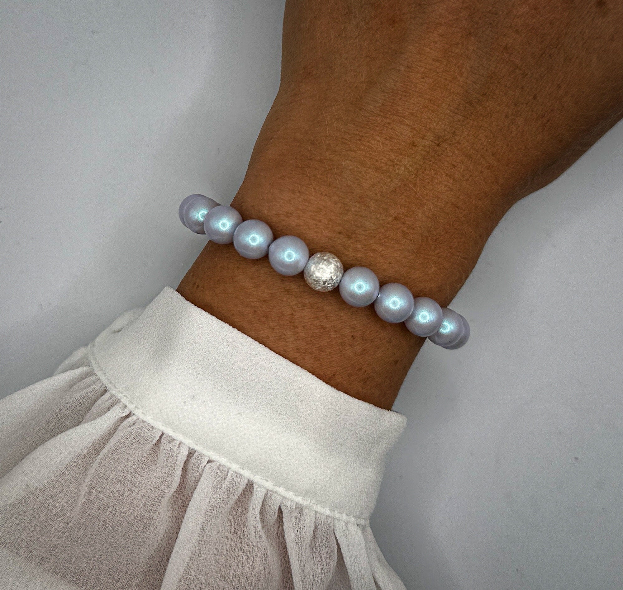 Armband aus hellblau schimmernden Swarovski-Perlen und 925-er Sterling Silberperle