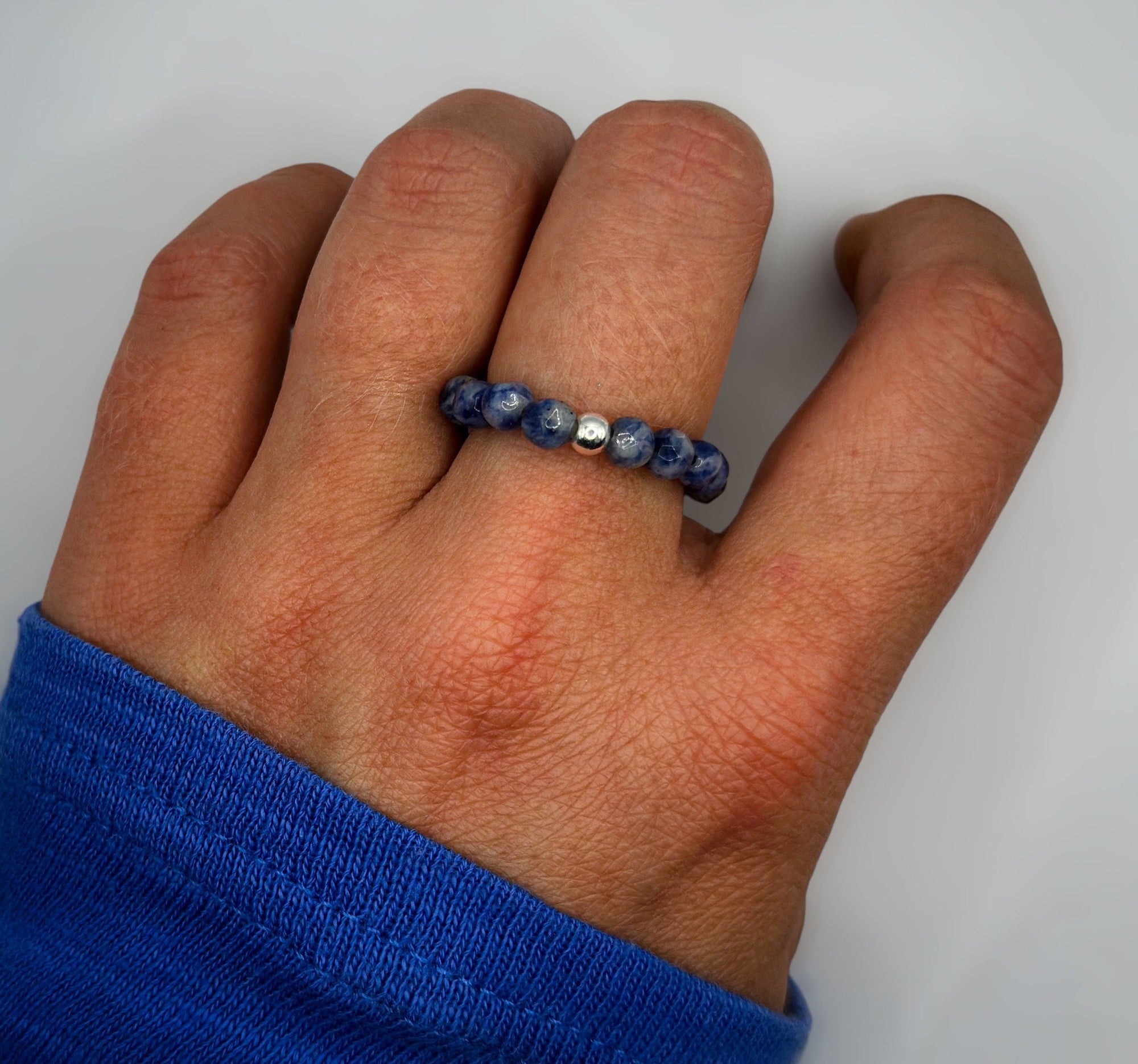 Blauer Ring für Damen aus Sodalith- und Mikrokline-Perlen und 925-er Sterlingsilber-Kugel