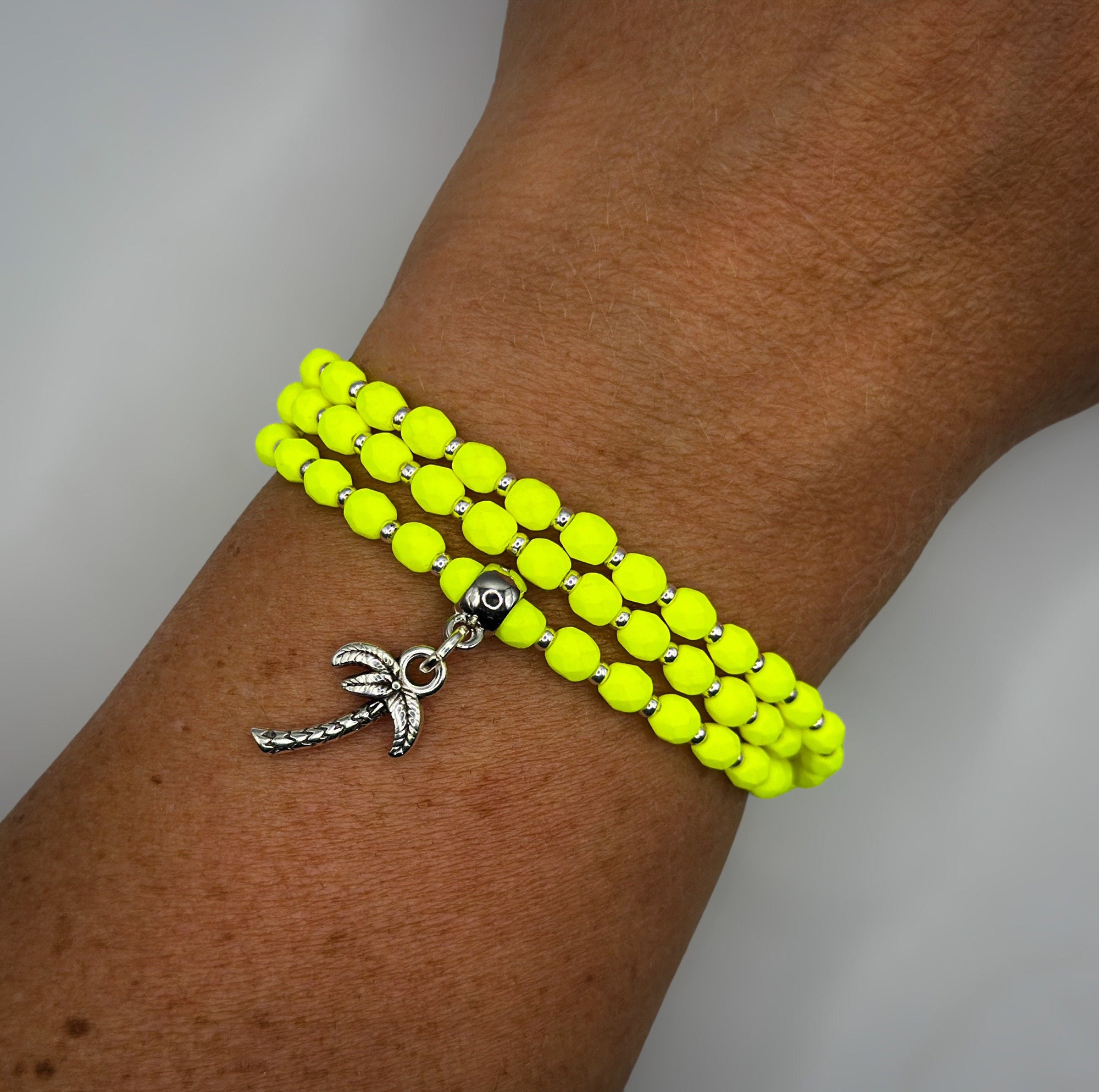 Neon gelbes Wickelarmband aus Preciosa Glasschliffperlen mit Ananas-Anhänger