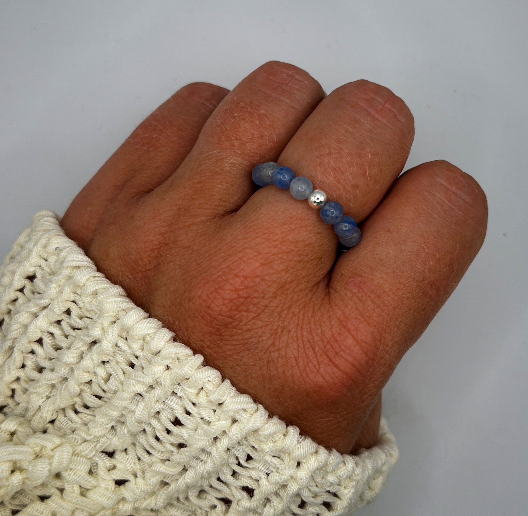 Blauer Ring für Damen aus Dumortierit-Quarz-Perlen und 925-er Sterlingsilber-Kugel | Ring Geschenk Freundin