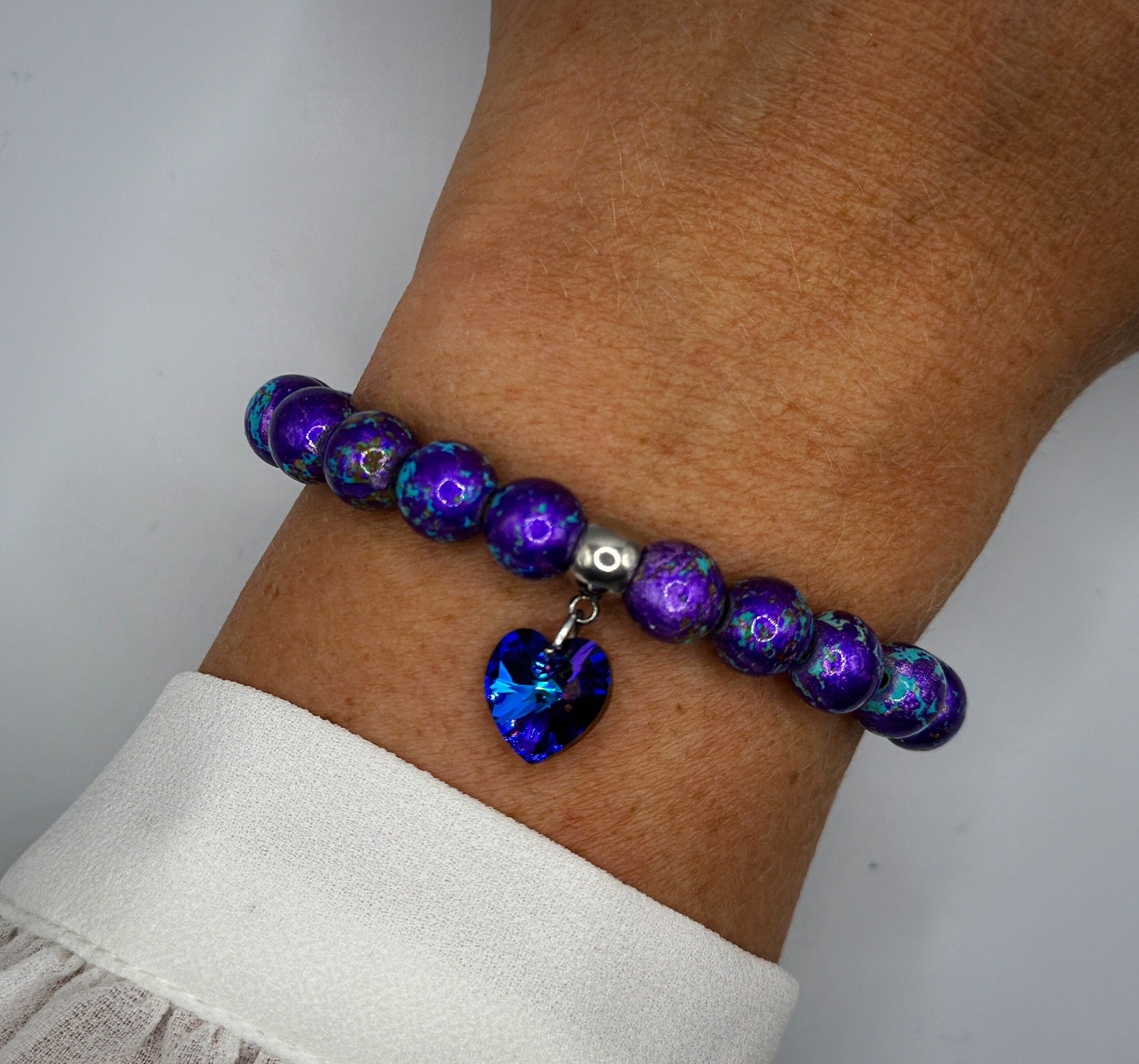 Lila Armband aus Keramikperlen mit Swarovski-Kristall