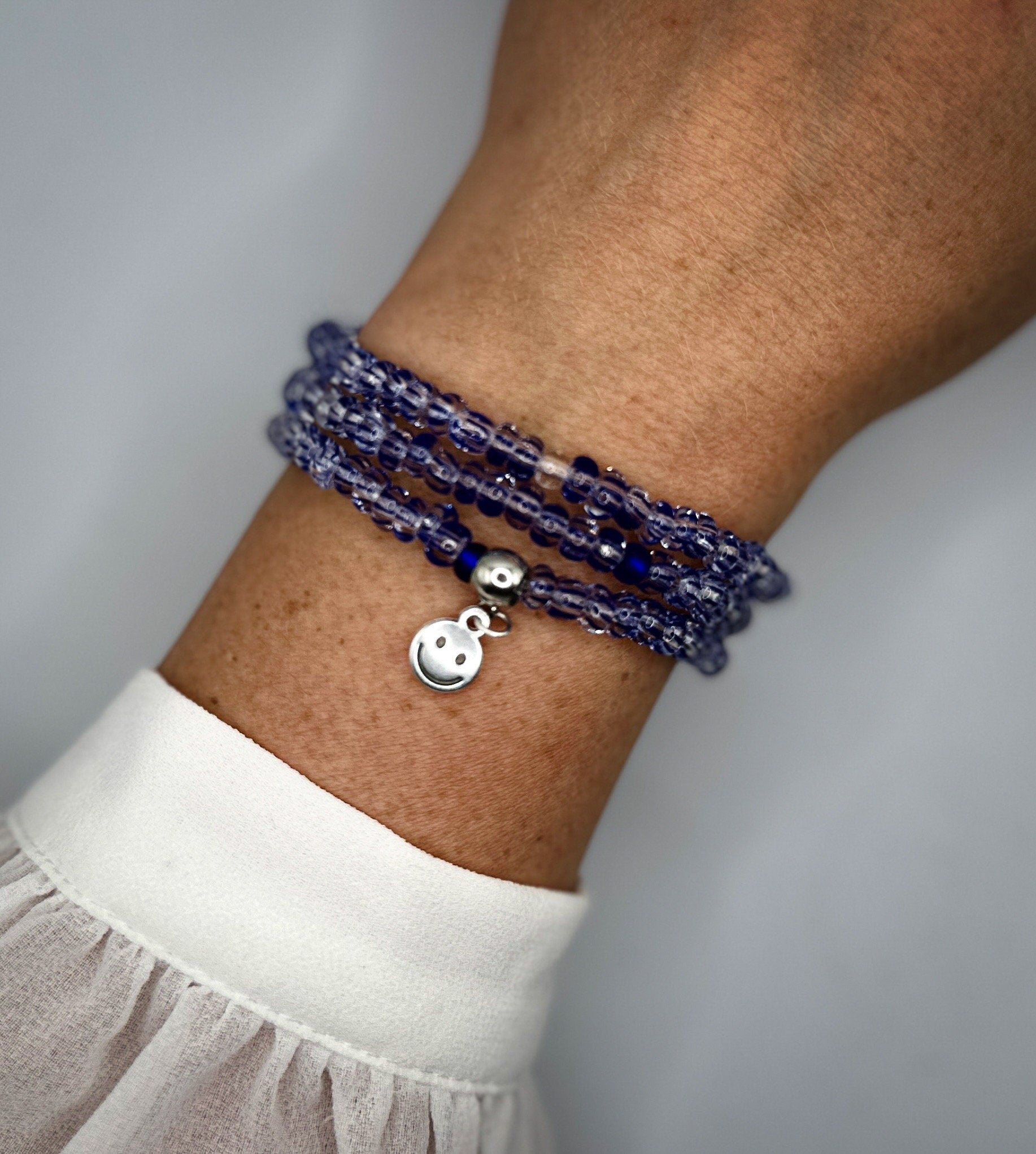 Wickelarmband aus durchsichtigen gestreiften Preciosa-Rocailles mit Smiley | Schmuck für den Sommer | Armband Geschenk Freundin