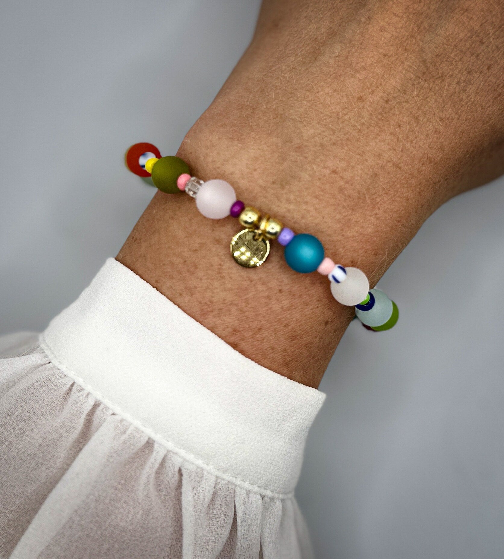 Buntes Armband aus Polarisperlen und Glasrocailles