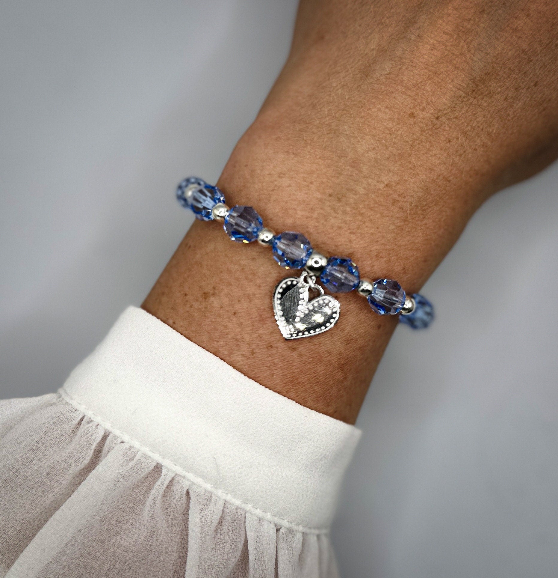 Armband aus blauen Swarovski-Kristallen mit Hämatit-Silberperlen und Herzanhänger